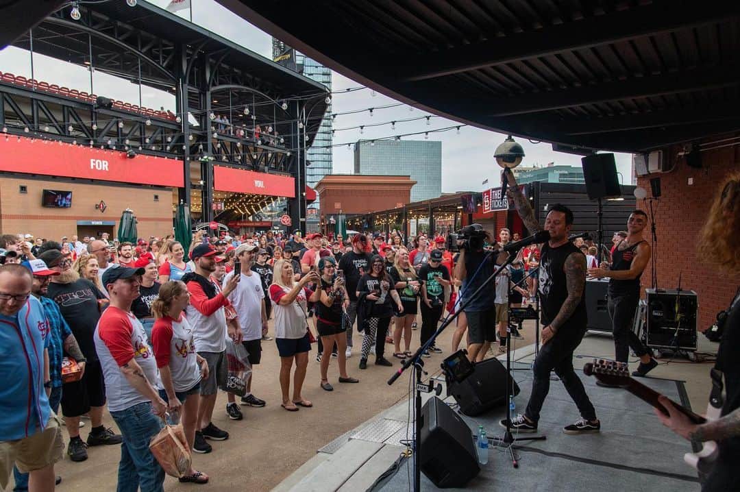 セントルイス・カージナルスのインスタグラム：「Until the day I die, I’ll be here for Emo Night 🤘  STL’s own @storyoftheyear ROCKED Emo Night at Busch Stadium, playing a surprise pregame set!」