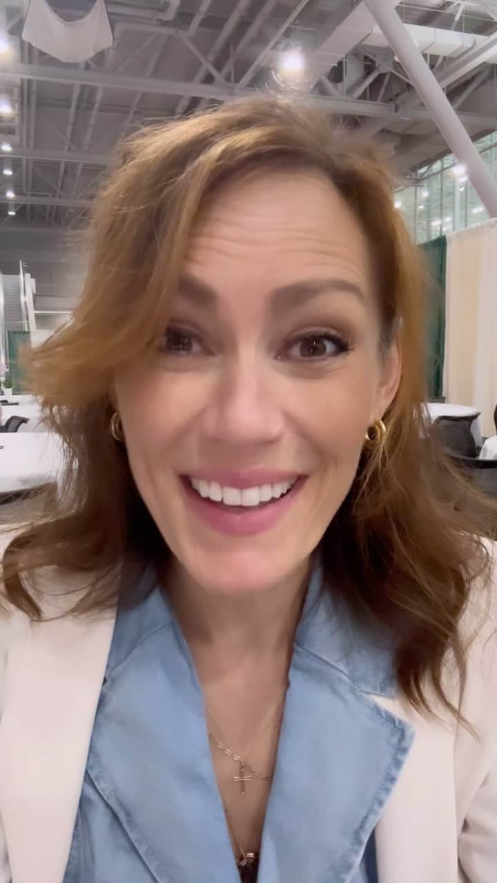 エミリー・スワローのインスタグラム：「It’s #karaoke time!  Drop song suggestions in the comments! 👇  @fanexpoboston」