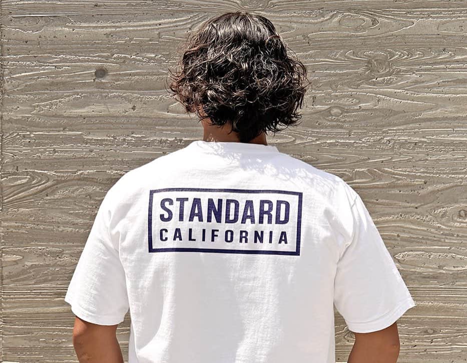 スタンダードカリフォルニアさんのインスタグラム写真 - (スタンダードカリフォルニアInstagram)「SD Heavyweight Box Logo Tが入荷しました‼︎  ボックスロゴを落とし込んだ人気のTシャツに今年はシーズンカラーでブルーが登場しました。  カリフォルニアの街角にあるコーヒーショップや家具屋、ジェネラルストアなどのロゴを彷彿とさせる新型ボックスロゴ。シンプルでモダンな印象のロゴを左胸とバックにラバーでプリント。  ボディは中肉クラスの糸の度目を詰めたヘビーウェイト。 着こんでも型崩れもしにくく、丈夫で、ドライな着心地が特徴です。  SD Heavyweight Box Logo T has just arrived!!  @standardcalifornia_os  @standardcalifornia_movie   #standardcalifornia #スタンダードカリフォルニア #tshirt #tee #tシャツ  #logotshirt #ロゴtシャツ  #ロゴt #boxlogo #ボックスロゴ #internationalshipping #overseashipping #worldshopping #worldshoppingjp」8月5日 12時00分 - standardcalifornia