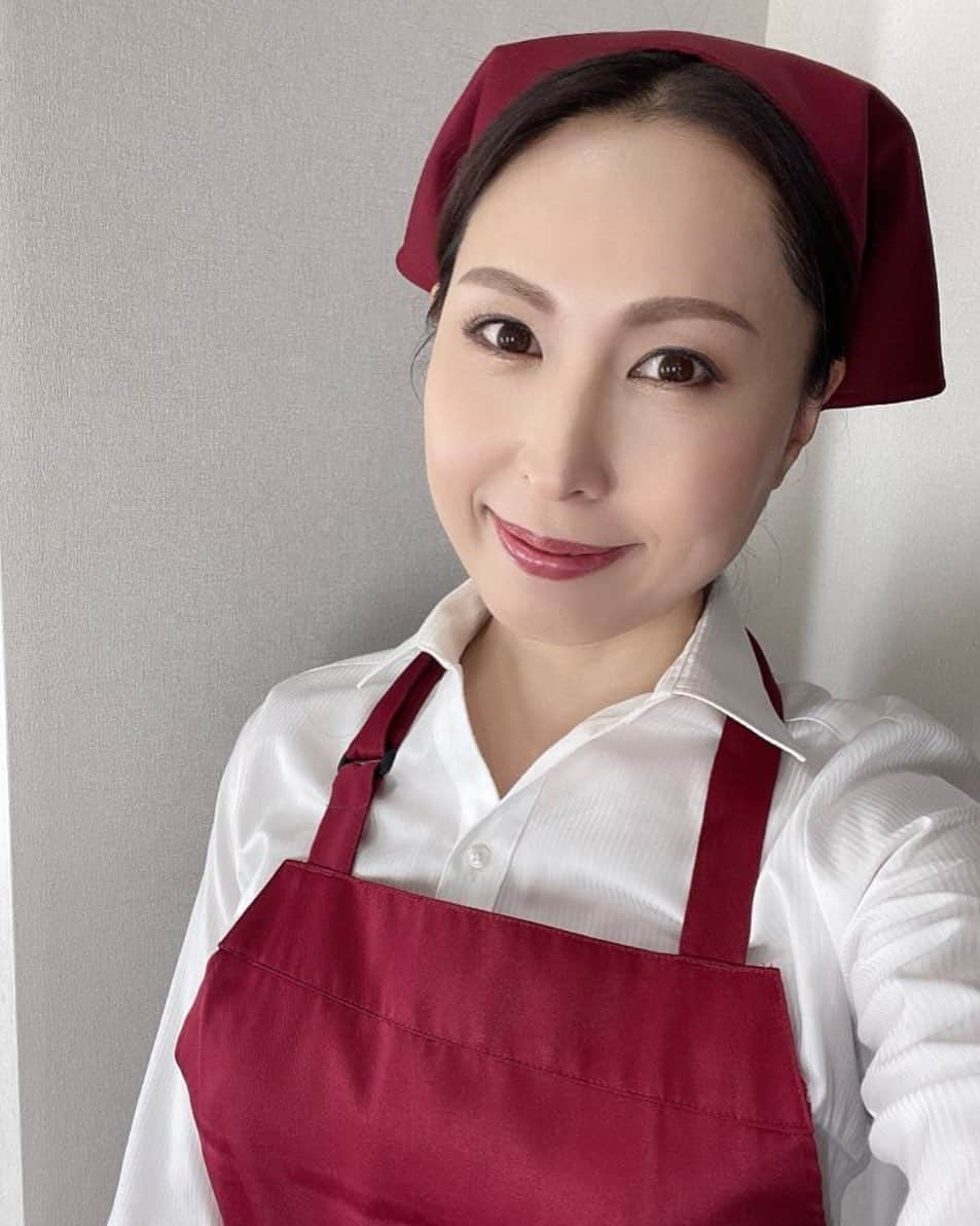 佐田茉莉子さんのインスタグラム写真 - (佐田茉莉子Instagram)「おはようございます♥️旦那様✨ 朝食召し上がりますか？ （シン・レズレズ狂いオフショット）  #佐田茉莉子  #サタマリ  #熟女  #家政婦  #お手伝いさん」8月5日 9時41分 - mariko_sata