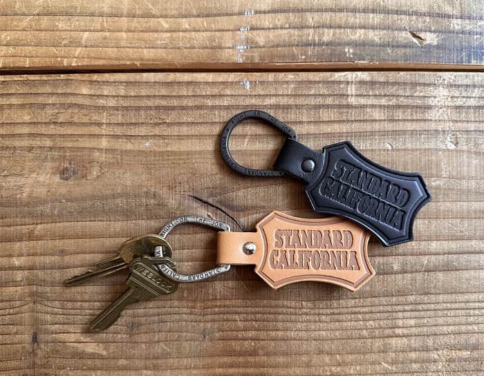 スタンダードカリフォルニアさんのインスタグラム写真 - (スタンダードカリフォルニアInstagram)「BUTTON WORKS × SD Shield Logo Key Holderが入荷しました‼︎  Standard Californiaシールドロゴを模ったレザーキーホルダー。  上質なイタリアンレザーを使用し、オリジナルキーリングを組み合わせアップデート。 キーリングは1920～1930年代にオーストリアで生産されていた「SWEET-ORR社」のキーホルダーをベースにBUTTON WORKSで製作。  使うほどに変化していくレザーやキーリングの経年変化も楽しみです。  @standardcalifornia_os  @standardcalifornia_movie  @buttonworks.store   #standardcalifornia #スタンダードカリフォルニア #buttonworks #ボタンワークス #keyholder #キーホルダー #key #leather  #leatherkeyholder  #レザー #革 #レザーキーホルダー #internationalshipping #overseashipping #worldshopping #worldshoppingjp」8月5日 12時10分 - standardcalifornia