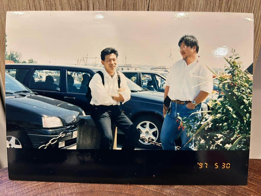 青木定治のインスタグラム：「Des journées nostalgiques d'entrainement 14 heures par jour ! Je n'avais pas d'argent, mais j'appréciais chaque jour. Cette photo a été prise huit ans après mon arrivée en France, mais à l'époque je ne pensais qu'aux sucreries et aux concours ! 😃😃😃  毎日14時間修行していた懐かしい時代！ お金は全くなかったけど毎日楽しかったなー😄 フランスに来てから8年目の頃で頭の中はお菓子とコンクールだけでした！  #sadaharuaoki  #サダハルアオキ #paris #france #パリ　#isetan #tokyo #japon  #アムールデュショコラ #isetan #pastry #蛋糕　#케이크 #macaron #galettedesrois #chocolat  #バレンタイン　#ホワイトデー　 #長野県 #Kyoto #京都　#軽井沢 #karuizawa #salonduchocolat #hankyu #isetan #relaisdeserts #抹茶　#matcha #修行」