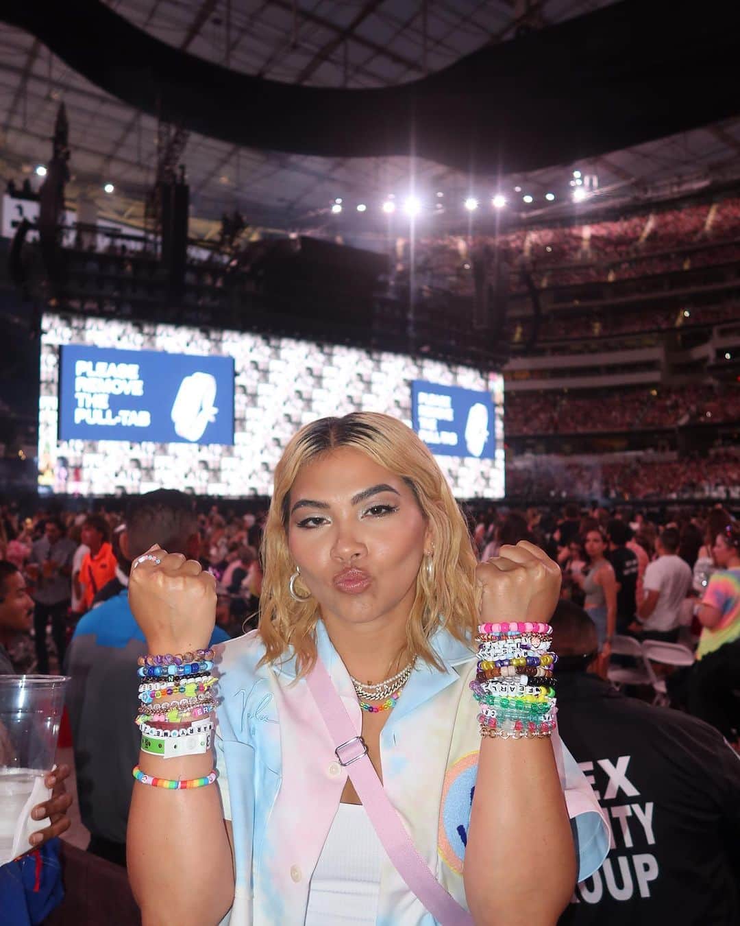 ヘイリー・キヨコのインスタグラム：「I had the time of my life trading bracelets with you 🥰」