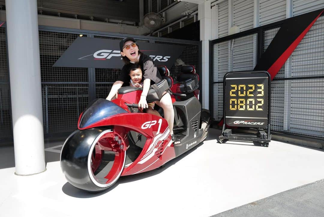 おのののかのインスタグラム：「🌻 夏休み。  三重県の鈴鹿サーキット🏍️🏎️🎢☀️  家族連れが多く落ち着いていて とっても心地よく過ごせた〜☺️✨  娘も車好きだからとても喜んでくれてた❤️  夏の暑さは昔からとても苦手だけど 母ちゃんあなたの笑顔のためなら 一緒に全力で楽しむぜ😎🔥 (日焼け対策も全力。笑)  詳しくはストーリーズの アーカイブに残してます👍❤️  個人的に１枚目の娘の表情が "かぁちゃん飛ばしすぎ〜！😧" て感じで好き🤣🤣🤣 #夏休み #鈴鹿サーキット」