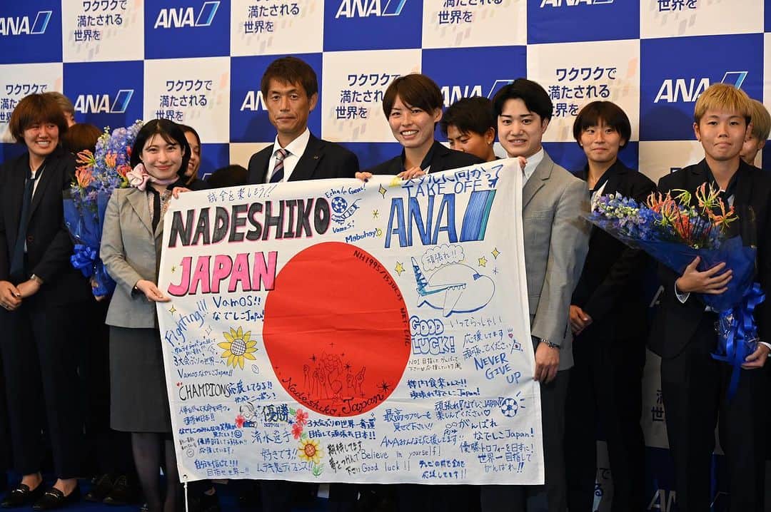 ANAのインスタグラム：「なでしこジャパン、本日決勝トーナメント一回戦‼🔥  🇯🇵日本 🆚ノルウェー🇳🇴8月5日17:00~(日本時間) みんなで心を１つに、応援しよう⚽📣 がんばれ、なでしこジャパン‼️  @japanfootballassociation #ANAはJFAのメジャーパートナーです  #jfa #daihyo #nadeshiko #なでしこジャパン #サッカー #サッカー日本代表  #ワールドカップ2023 #football #soccer #womensfootball #womenssoccer #女子サッカー #worldcup #NRT #成田空港」