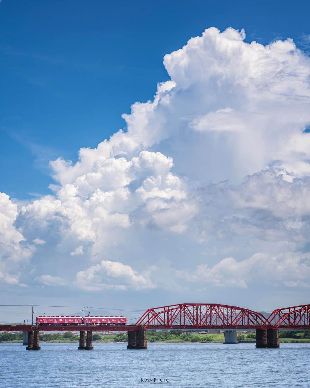 のインスタグラム：「大きな夏雲の下で  いい感じの夏雲が出現❣️ 風景と電車の組み合わせは、いつも電車来るまでドキドキします💓 . Location:和歌山 Wakayama /Japan🇯🇵 Date:2023年8月 Camera:Z9 / Z 70-200mm f2.8 . #Japan_Daytime_View #traingallery_ig #train_vision #加太スタグラム #めでたい電車 #nagomi_wakayama #nikoncreators #nikoncreators_2023travel #tanddフォトコンテスト2023 #discover #SBIいきいきフォトコンテスト2023 #tokyocameraclub #art_of_japan_ #jgrv_member #team_jp_ #photo_jpn #sorakataphoto #LBJ_KING #広がり同盟メンバー #special_spot_legend #nipponpic_member #m_v_shotz  #memory_photo_studio #deaf_b_j_ #Rox_Captures #colore_de_saison #bestjapanpics #raw_japan #japan_bestpic_ #ptk_japan」