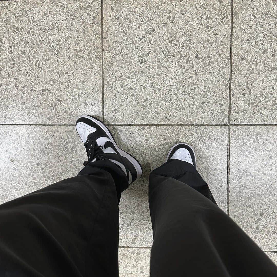 樽見麻緒のインスタグラム：「👟✔︎🖤 息子とおそろーい✌︎  ݂ #nike#sneaker#dunklow#nikeshoes#ナイキ#ダンクロー#ダンク#スニーカー#スニーカーコーデ」