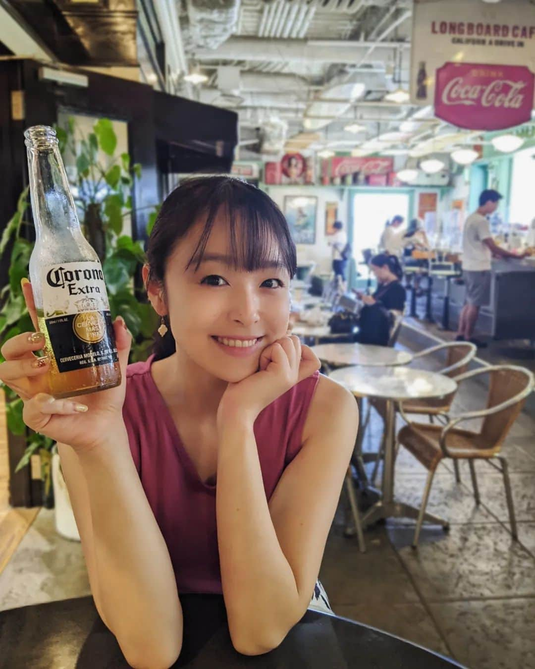 米澤かおりのインスタグラム：「. アメリカなう🗽(嘘)  暑〜い日にはすっきりしたコロナも 飲みたくなるよね🍺  #コロナビール #ビール #休日 #幸  #セントフォース #centforce #米澤かおり」