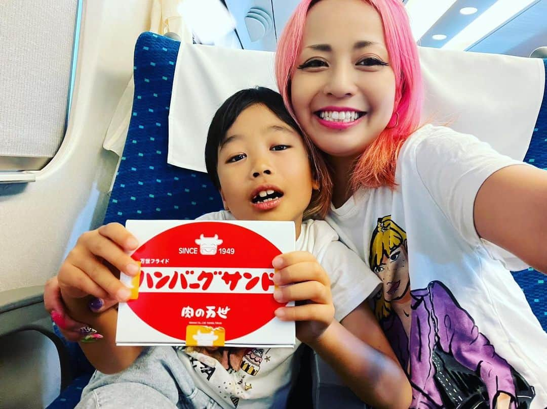 ニーコのインスタグラム：「リゾートで非日常楽しんだあとは！ニーコは早速お仕事で大阪へ！🚄 じゅちも夏休みでばぁばじぃじに会いに同行します！ 改札内に肉の万世のサンドが〜🐮♡ #肉の万世#ハンバーグサンド #大阪#新幹線グルメ#夏休み」