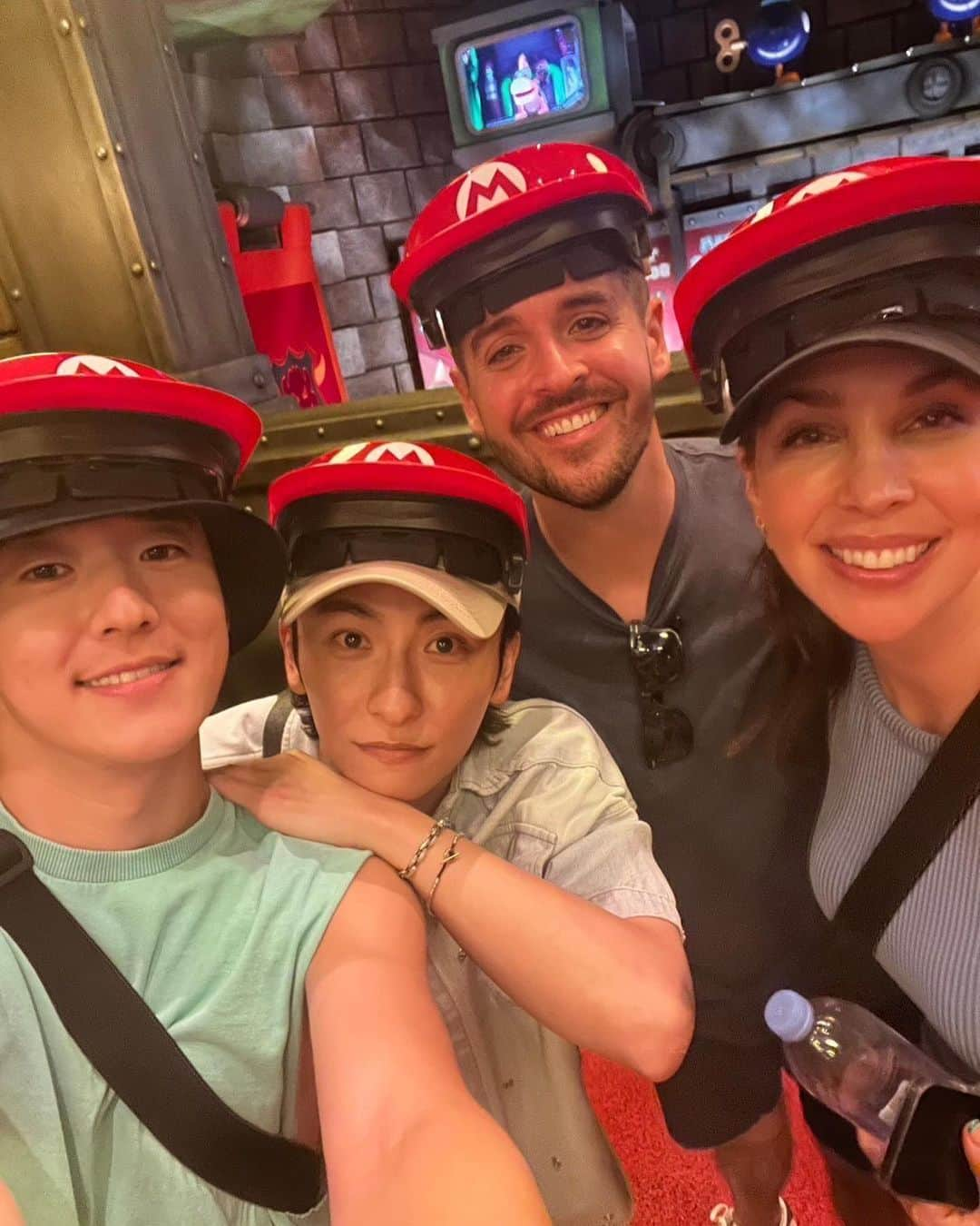 與真司郎さんのインスタグラム写真 - (與真司郎Instagram)「I’ve finally had the chance to settle down since returning to LA and I went to Universal Studios Hollywood with my besties! 😁   The weather was beautiful and we had such an amazing day ☀️  Ahh I want to go back again 😭  Thank you so much to @unistudios for the tickets🙏🙏🙏  LAに戻ってきて、やっと少し落ち着いたので、親友とユニバーサルスタジオハリウッドにいってきたー😆  それにしても、天気も良くて最高やったなー！！  あー！！またユニバ行きたい😭  @UniStudios   #AtUniversal」8月5日 10時03分 - shinjiroatae1126