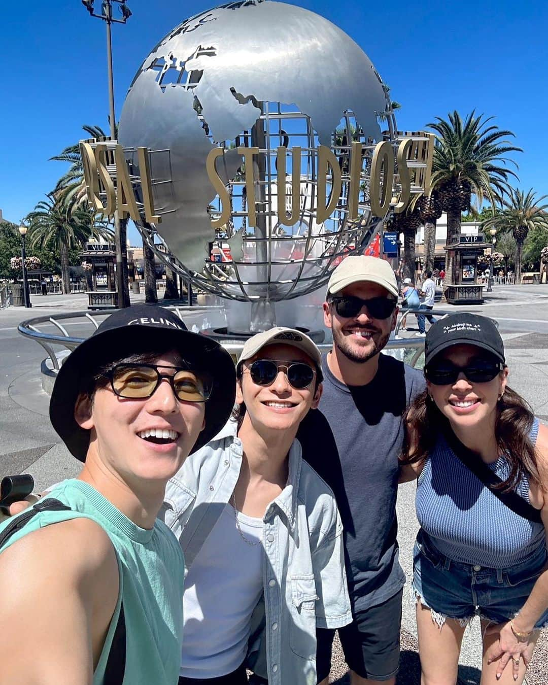 與真司郎さんのインスタグラム写真 - (與真司郎Instagram)「I’ve finally had the chance to settle down since returning to LA and I went to Universal Studios Hollywood with my besties! 😁   The weather was beautiful and we had such an amazing day ☀️  Ahh I want to go back again 😭  Thank you so much to @unistudios for the tickets🙏🙏🙏  LAに戻ってきて、やっと少し落ち着いたので、親友とユニバーサルスタジオハリウッドにいってきたー😆  それにしても、天気も良くて最高やったなー！！  あー！！またユニバ行きたい😭  @UniStudios   #AtUniversal」8月5日 10時03分 - shinjiroatae1126