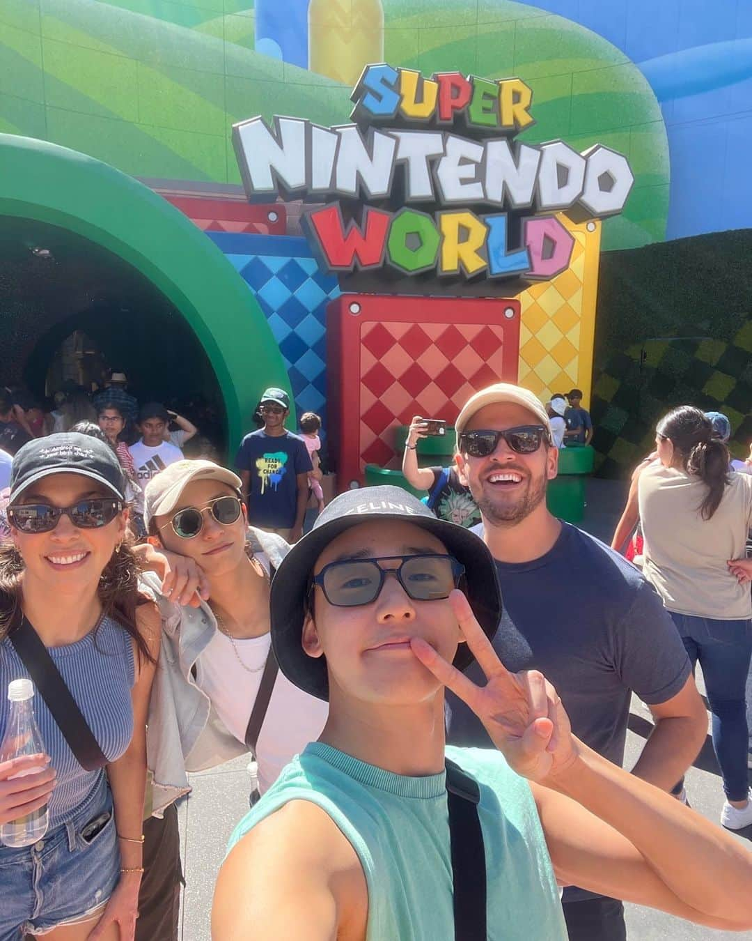 與真司郎さんのインスタグラム写真 - (與真司郎Instagram)「I’ve finally had the chance to settle down since returning to LA and I went to Universal Studios Hollywood with my besties! 😁   The weather was beautiful and we had such an amazing day ☀️  Ahh I want to go back again 😭  Thank you so much to @unistudios for the tickets🙏🙏🙏  LAに戻ってきて、やっと少し落ち着いたので、親友とユニバーサルスタジオハリウッドにいってきたー😆  それにしても、天気も良くて最高やったなー！！  あー！！またユニバ行きたい😭  @UniStudios   #AtUniversal」8月5日 10時03分 - shinjiroatae1126