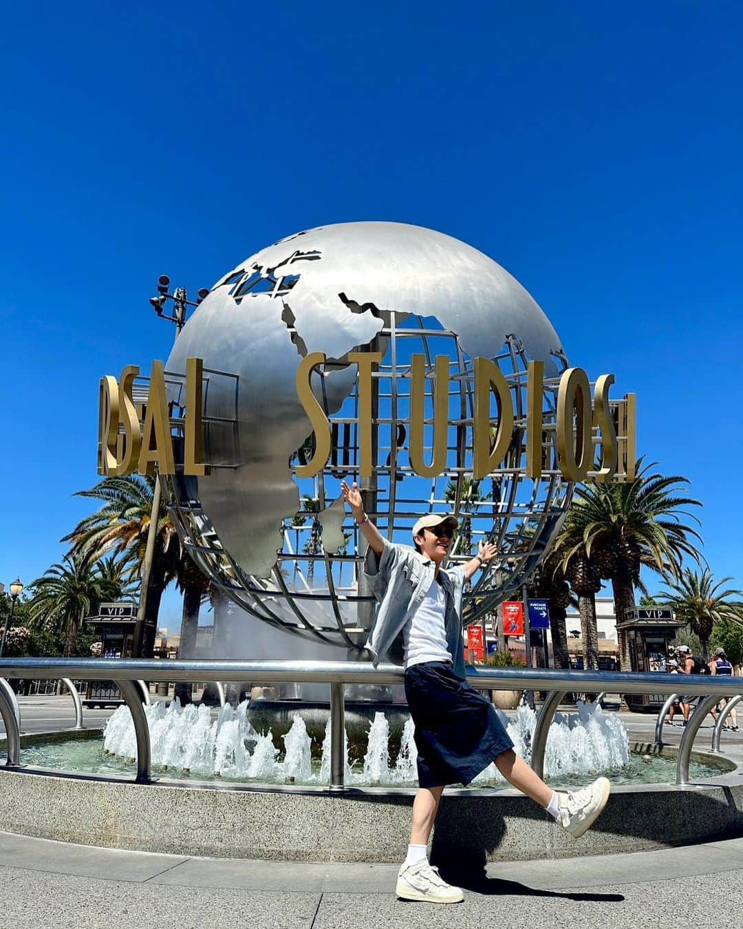 與真司郎のインスタグラム：「I’ve finally had the chance to settle down since returning to LA and I went to Universal Studios Hollywood with my besties! 😁   The weather was beautiful and we had such an amazing day ☀️  Ahh I want to go back again 😭  Thank you so much to @unistudios for the tickets🙏🙏🙏  LAに戻ってきて、やっと少し落ち着いたので、親友とユニバーサルスタジオハリウッドにいってきたー😆  それにしても、天気も良くて最高やったなー！！  あー！！またユニバ行きたい😭  @UniStudios   #AtUniversal」