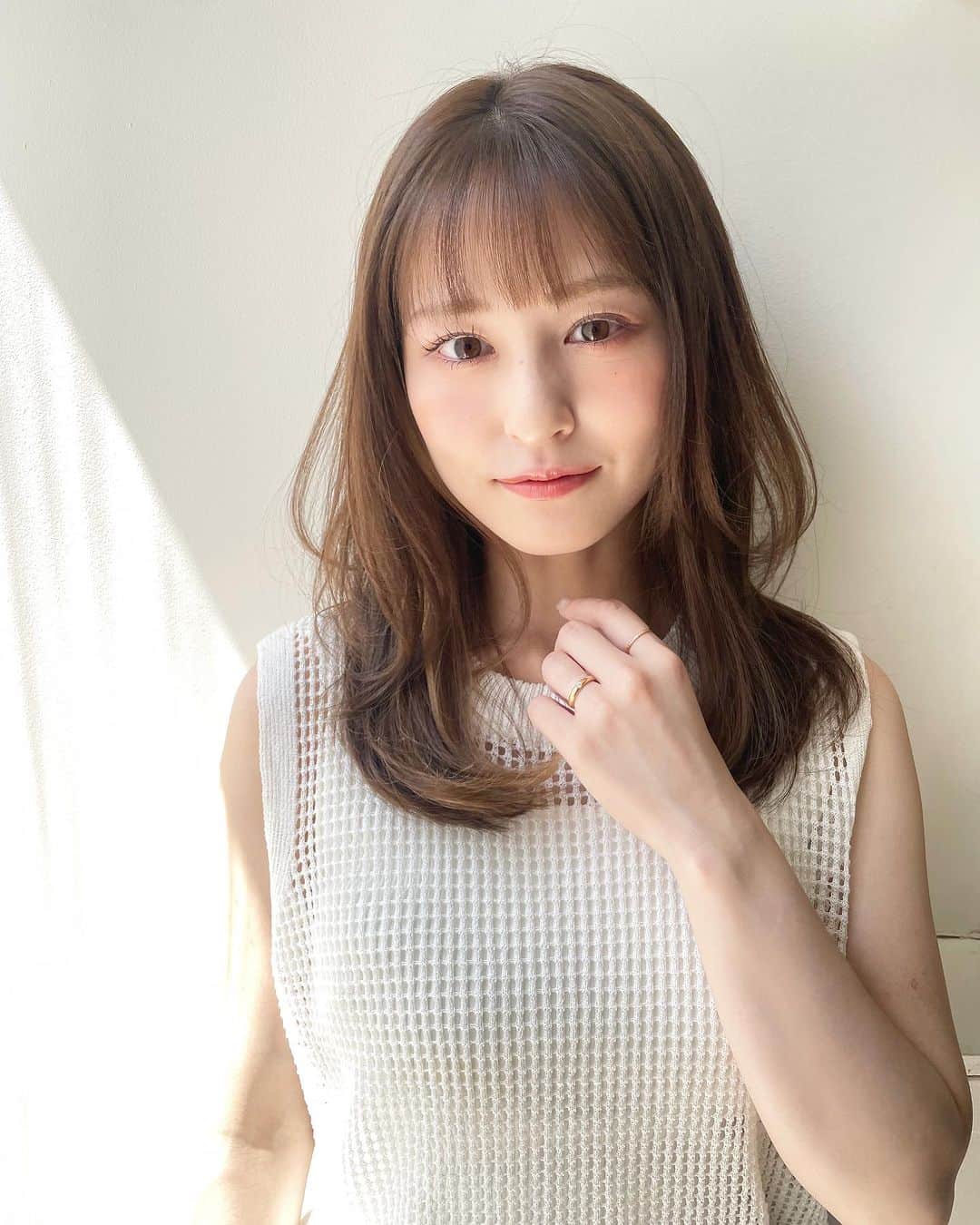 上遠野裕樹のインスタグラム：「ワンカールミディアムヘア ✨オーダーのご参考に！ . 理想な髪型になるようにデザインさせていただきます！ . . ☑︎毎日なんかキマらない ☑︎かわいい髪型にしたい ☑︎艶が欲しい ☑︎キレイに伸ばしたい ☑︎前のカットで失敗された . 1つでも当てはまる方はご相談ください！ ． 自信をもってキレイにサラサラにします。 . ご予約はプロフィールURLからホットペッパー、またはインスタに直接DMでお受けしてます。 . 誰もが持つ髪のお悩み。一緒に解決していけたらと思います。全力でキレイにさせていただきます。 . Agnos青山  03-5469-3344 東京都南青山5-11-10南青山511ビル3F ----------------------------  #ミディアム #ミディアムスタイル #大人ミディアム #大人ヘア #ミディアムヘア #ミディアムヘアカタログ #ワンカール  #レイヤー #似合わせカット #似合わせ #顔まわりカット  #ひし形シルエット #大人かわいい  #小顔カット #ヘアカタログ #モテ髪」