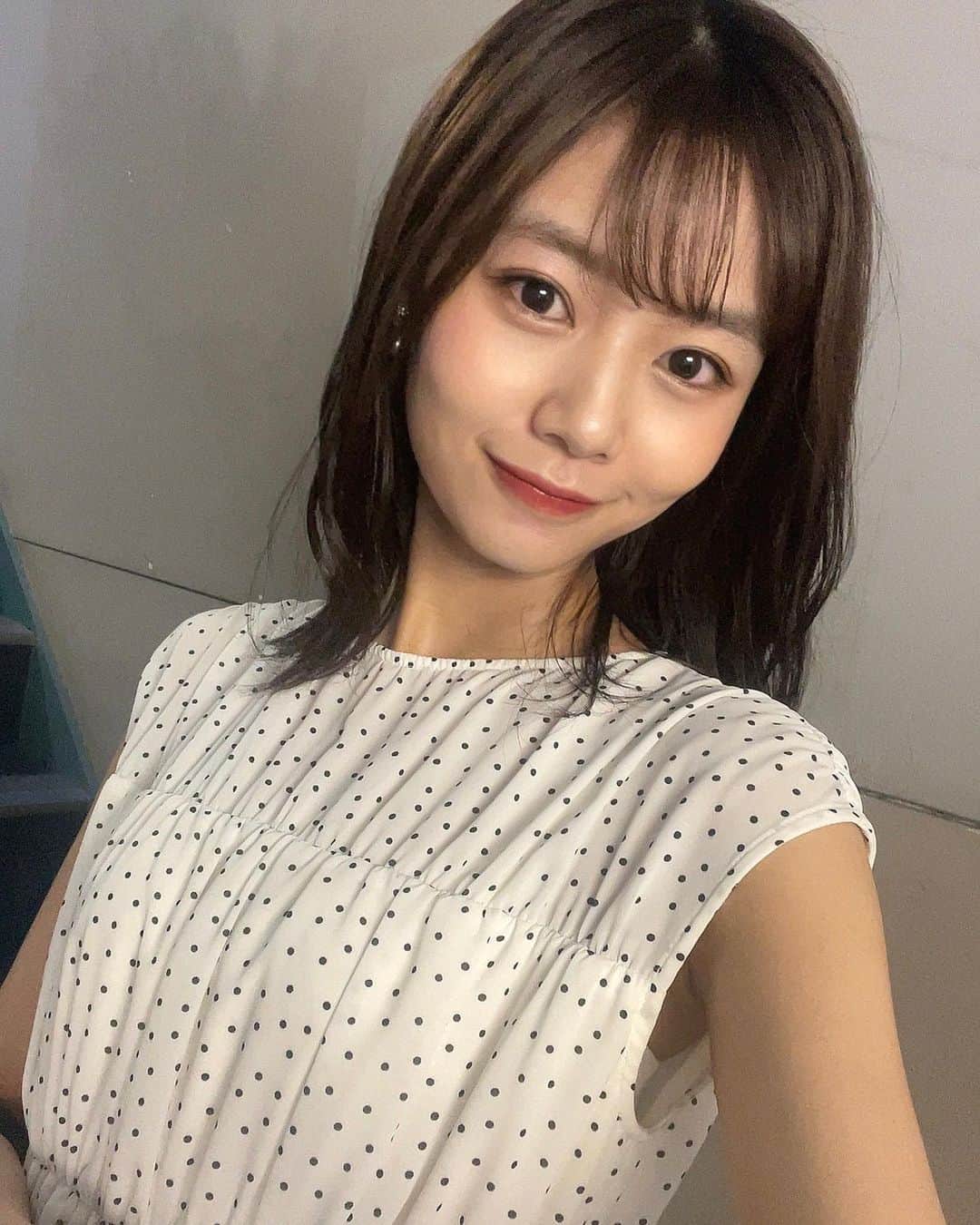 杉浦みずきのインスタグラム：「. 春日さん並みに胸反り返ってますけど、、、 たしかカメラ持ってる腕に重いカバンもぶら下げてて無理やり撮ったらこうなった笑  サンデーの日の朝に、メイクいい感じの時は階段で一瞬パシャパシャって撮るの、笑 ほぼ変わらん3枚で申し訳ない  明日のサンデーモーニングは、久しぶりに手作りプレゼン担当するから見てねええ🍎🍏」