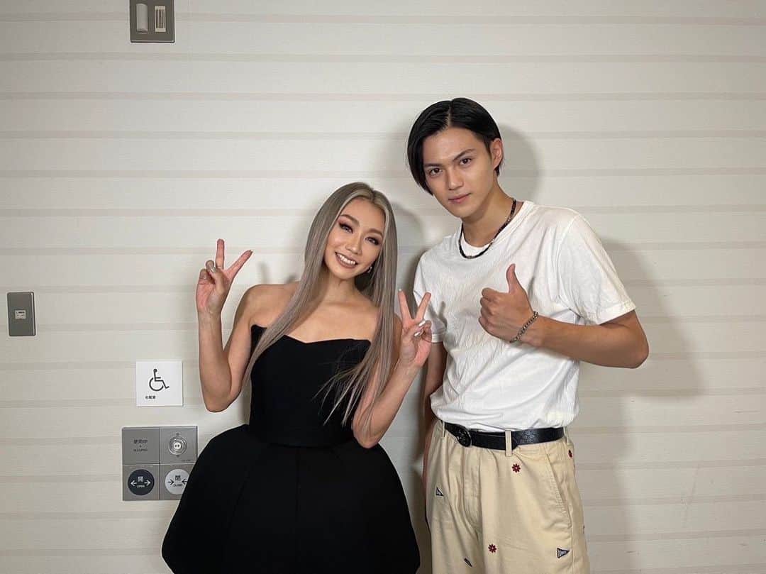 倖田來未のインスタグラム：「. 立川に引き続き、たくさんの幅広いジャンルの方々がたくさん！😭 ⁡ 歌を通して、こうした出会いがたくさんあることを本当に幸せに思います！！ ゆっくり話したかったのにほんとにバタバタで話せなかったのでみなさんまた連絡いたしまする！！ ⁡ ありがとうございました！！ ⁡ #kodakumi #倖田來未」