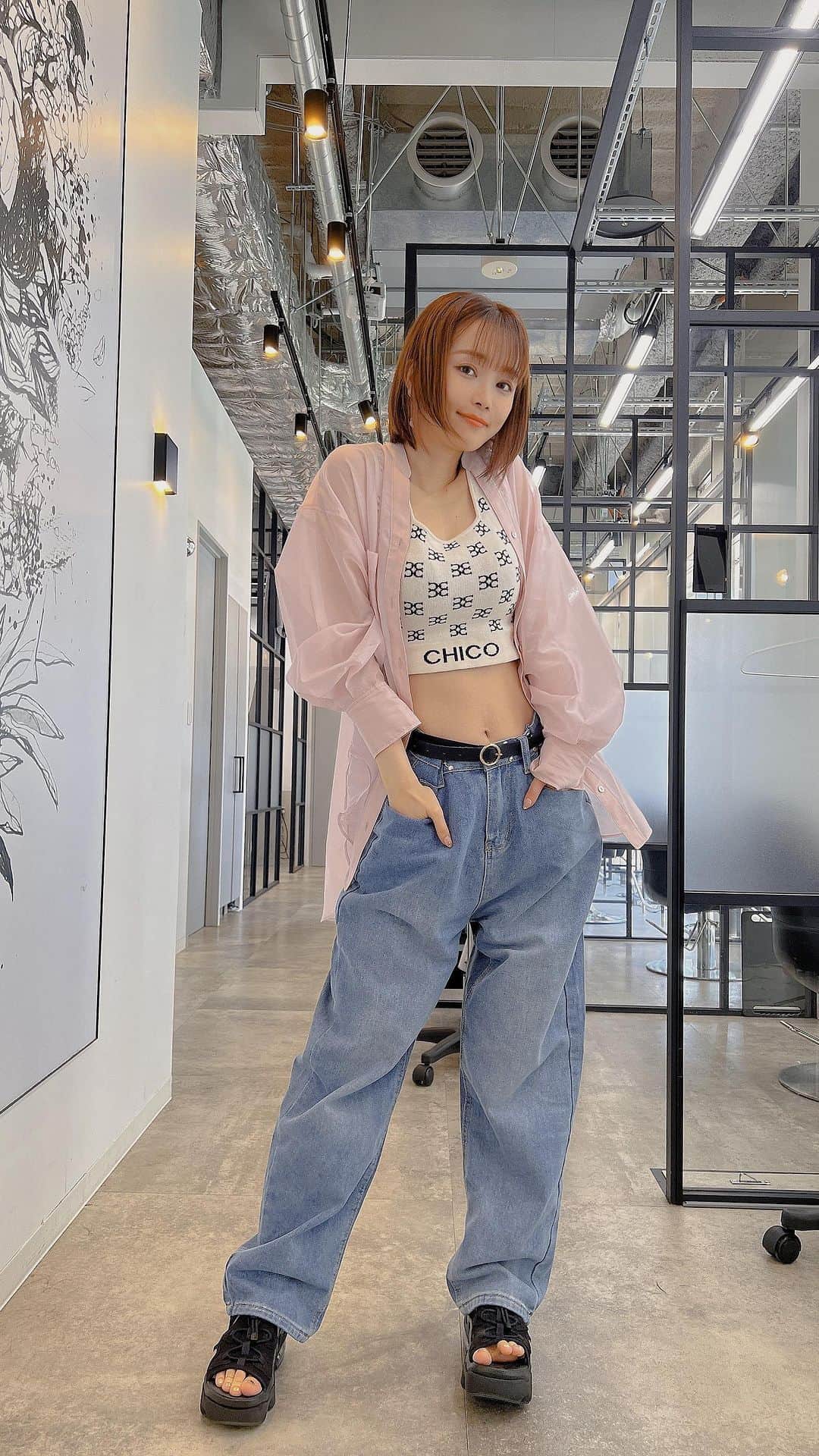 さくまみおのインスタグラム：「朝トレ続けてたらお腹痩せたから最近こういうスポーティ？なかっこがお気に入り︎︎☺︎  この前カラーしてもらった時にてっぺーちゃん( @teppei_amagase )がいい感じに撮ってくれました📸 ありがとーう！！！  YouTube(LOOKBOOK)では「外に着て行くことはない////」的なこと言ってたけど、「恥ずかしいから着ない」じゃなくて、「着たいから恥ずかしくない体作ろう」なモチベが生まれた🔥 買ってよかったᕙ( ˙-˙ )ᕗﾑﾝｯ✨  #ootd  #韓国ファッションコーデ  --------------------------------  p.s. バストアップ動画につきましては今私の中で何かがストップかかっててそこがスッキリしないと中途半端な状態で何かを表に出すのはすごーーーく嫌だ！という性格なので少々お待ちください🙇🏻‍♀️めんどくさくなってほったらかしているわけではなく毎日真剣に向き合っているのですが、この謎に職人気質な性格取り扱いが本当に難しいのです🤦🏻‍♀️ぐぬぬ…」