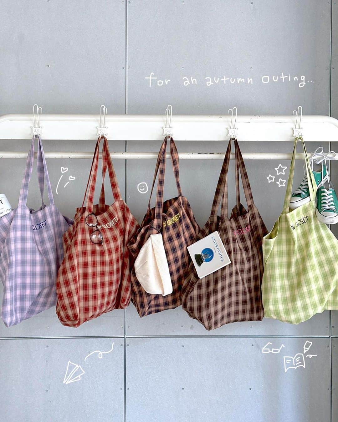 のインスタグラム：「【novelty fair】  "このバッグ欲しいと思ったらいいね♡" _______________  8/4(金)〜店舗限定でノベルティを先行配布！  秋の新作を含めた¥5,500(税込)以上お買い上げの方に秋カラーのトートバッグをプレゼント致します♪ _______________  #wcloset#ダブルクローゼット#wclo_snap#新作コーデ#秋トレンド#秋スタイル#トレンドアイテム#秋カラーコーデ#カラーコーディネート#スタイルアップコーデ#カラーアイテム#秋コーディネート#コーディネート#カーディガン #秋アイテム#秋ファッション#カーディガンコーデ#カラーカーディガン#秋トレンド#秋カラー#秋カラーコーデ#秋新作#秋コーデ#トートバッグ#エコバッグ#チェック柄コーデ #チェック柄#デニムコーデ#デニム#秋バッグ#トートバック#ノベルティ」