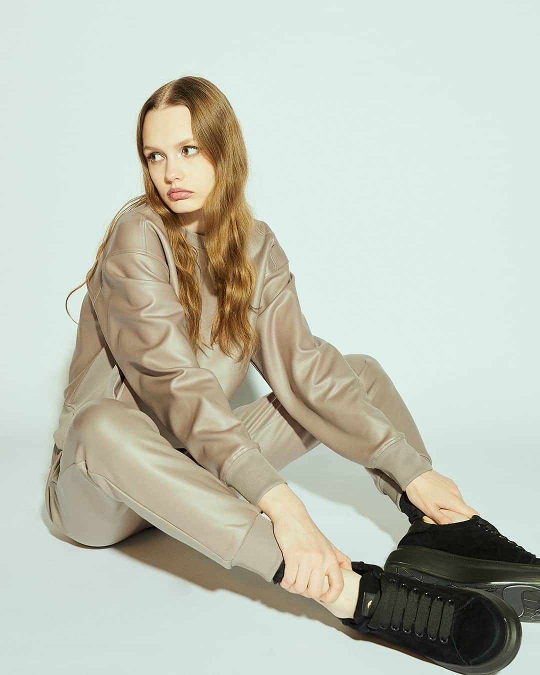 Double Standard Clothingのインスタグラム：「. NEW ARRIVAL 2023 AW COLLECTION . [TOPS] ESSENTIAL / アクアスーティングライクレザープルオーバー price. 18,700円(税込) color. グレージュ / ブラック size. F . [BOTTOMS] ESSENTIAL / アクアスーティングライクレザーパンツ price. 19,800円(税込) color. グレージュ / ブラック size. 36 / 38 . ------------------------------------------- #doublestandardclothing #tokyo #DSC #sov #dscessential #nightstore #2023aw  #fashion #ootd」