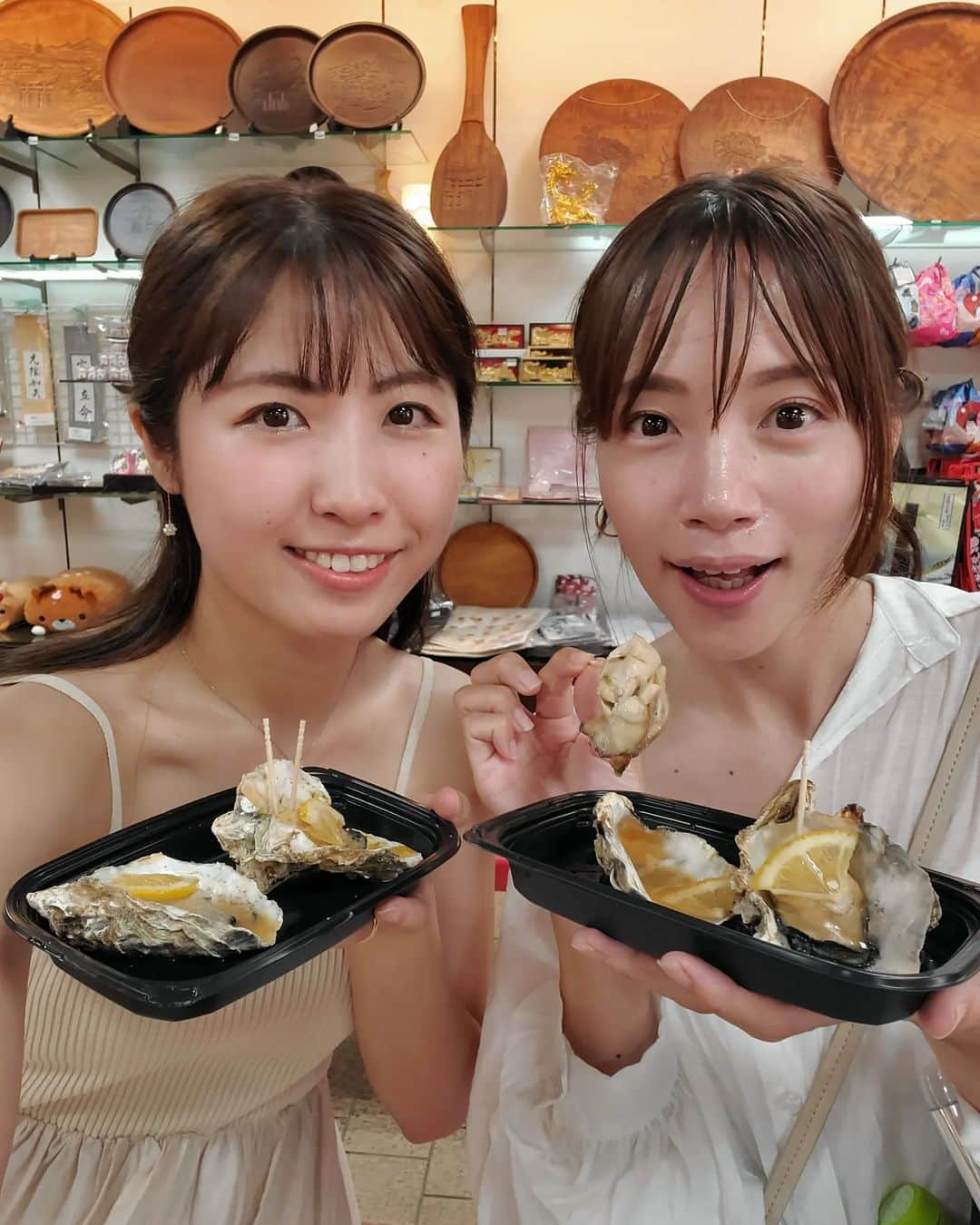 小谷津友里さんのインスタグラム写真 - (小谷津友里Instagram)「私は広島の旅を通して、一回り大きく成長したと思います🥰(※体型の話です)  おいしいもの沢山食べたのでシェアするね😋  🦪木島商店の焼き牡蠣 広島と言えば牡蠣！大きくてぷりぷりしていて美味しかった😋味付けは、私はレモンポン酢にした！  🍋GEBURAのレモンドリンク 広島のレモンを使ったレモンサワー、ビール、モヒート、ソフトドリンクなどが楽しめるお店！ １杯目のカップを持っていけば2杯目以降はずっと200円でおかわりできるの！お得だし色んな種類を飲めるしゴミも減るのでいいと思いました😋  🍁博多屋の揚げもみじ アツアツの揚げたて！軽い口当たりでとても美味しかった あと５個くらい食べたい 笑💕  🍳宮島横丁のお好み焼き 宮島横丁の食べ歩きにぴったりなお好み焼き😋 ウズラの卵の下には牡蠣がまるごと１つ入ってるよ🦪  #こやゆりフード #こやゆり旅 #広島 #広島グルメ #宮島 #宮島グルメ #揚げもみじ #お好み焼き #牡蠣 #瀬戸内レモン #レモンサワー#レモネード　#食べ歩き #牡蠣おこ」8月5日 21時00分 - yurikoyatsu