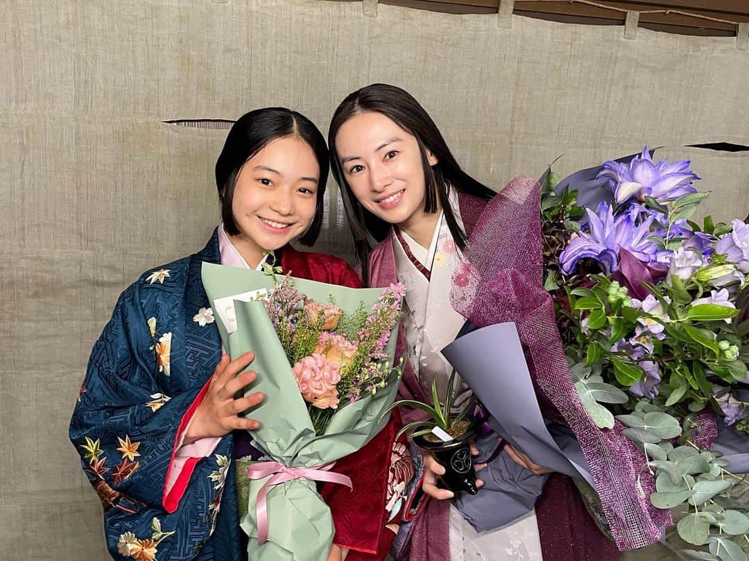 白鳥玉季のインスタグラム：「⁡ ⁡ 大河ドラマ「どうする家康」 ⁡ 浅井長政の長女、茶々役として出演します✨ 茶々は、13歳で私と同い年なのですがとてもしっかりしていてかっこいいなというのが第一印象でした！！ 演じるにあたって、母を尊敬している所など愛らしい一面をもった人なんだなと思いました。 緊張感のある現場でしたが楽しく撮影に参加させていただきました！！ ⁡ 明日、8月6日20時から放送です！ 是非ご覧ください☺️ ⁡ #大河ドラマ  #どうする家康  #北川景子 さん #白鳥玉季  #トップコート」