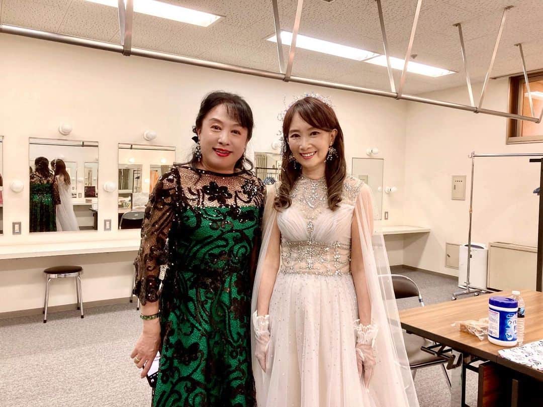 のインスタグラム：「今日は福井で日野美歌さんとジョイントの平和祈念コンサートでした。  とっても感動しました。  素晴らしいお客様でした。  東京から、大阪から、中国の大連からもファンが見に来てくれました。  本当に感激です。  最後の曲、「ピースフールワールド」を歌う時に、  お客様と目が合って、  泣いてしまいました。。。  胸がいっぱいになりました。  今日のステージは  前半は地元の歌手の皆さんと日野美歌さんのステージ、  後半は私の部分でした。  最後は二人で「糸」を歌いました。  息がぴったり合って、  一緒に歌えて、嬉しかったです。  今日の出演者、主催者の皆さんと記念撮影でした。  皆さんお疲れ様でした。  平和のメッセージが伝わったと思います。  感謝感激です。  福井テレビさんにも感謝です。  ありがとうございました‼️」