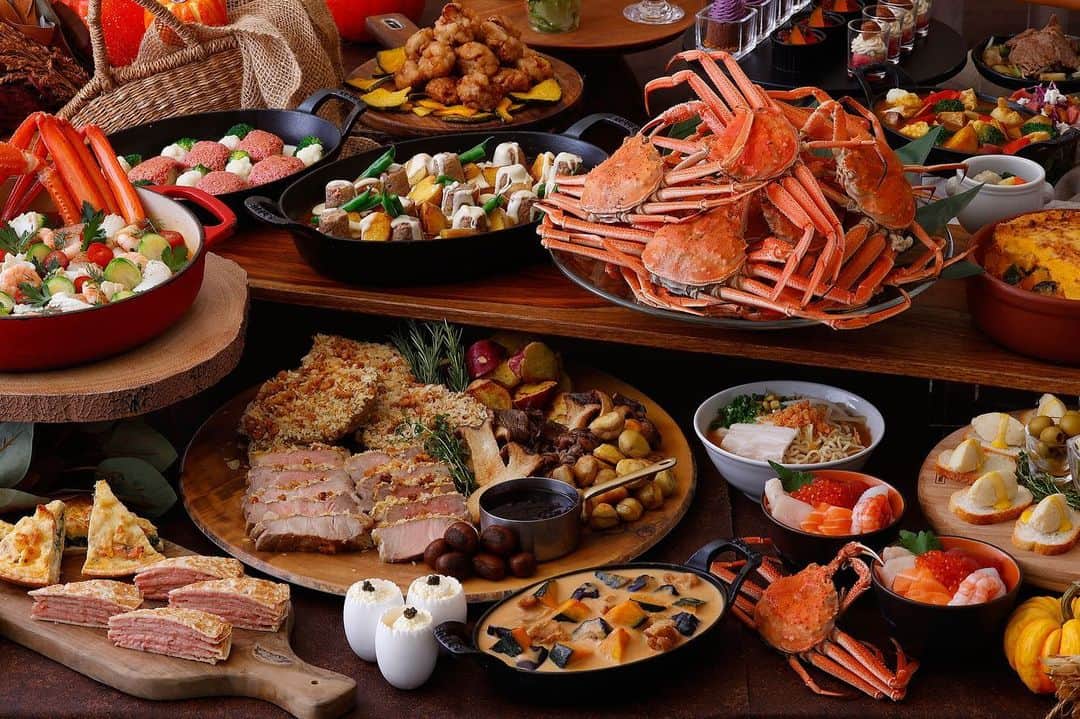 InterContinental Tokyo Bayのインスタグラム：「. シェフズライブキッチンでは、9月6日から11月末日まで、実りの秋×北海道グルメをテーマにしたランチ及びディナーブッフェを開催いたします🍁  ズワイ蟹、サーモンやいくらを贅沢にのせた海鮮丼、旬のネタ盛りだくさんの寿司などの北海道ならではの海鮮料理と、海老味噌ラーメンやジンギスカンなどの郷土料理をラインナップ。 北海道のグルメ尽くしで、北海道旅行気分を味わいながら、獲れたて食材をふんだんに使用したブッフェを満喫ください。 平日には数量限定で北海道噴火湾で採れたズワイ蟹も提供いたします🦀  デザートには南瓜プリンや紫芋モンブラン、アップルパイなど芋や栗、南瓜と旬のフルーツをふんだんに使用したスイーツをお届け🍠🎃🌰 実りの秋を存分に味わっていただけます。  Indulge in our Hokkaido-themed feast featuring a variety of exquisite dishes and specialties arranged by selected seasonal ingredients from Hokkaido, ranging from snow crabs to seafood rice bowl and more. Treat yourself to a sumptuous culinary journey with our autumn buffet lineup.  #intercontinentaltokyobay  #intercontinental  #intercontinentallife  #インターコンチネンタル東京ベイ  #ホテルインターコンチネンタル東京ベイ  #chefslivekitchen  #シェフズライブキッチン #秋の味覚 #北海道フェア #北海道  #北海道グルメ #北海道旅  #実りの秋 #ズワイガニ  #ラーメンサラダ #北海道産かぼちゃ #知床鶏 #インカのめざめ #北海道産クリームチーズ #ザンギ #ハスカップ #北海道産ビーツ #ラーメン #ジンギスカン #海鮮丼  #スープカレー」