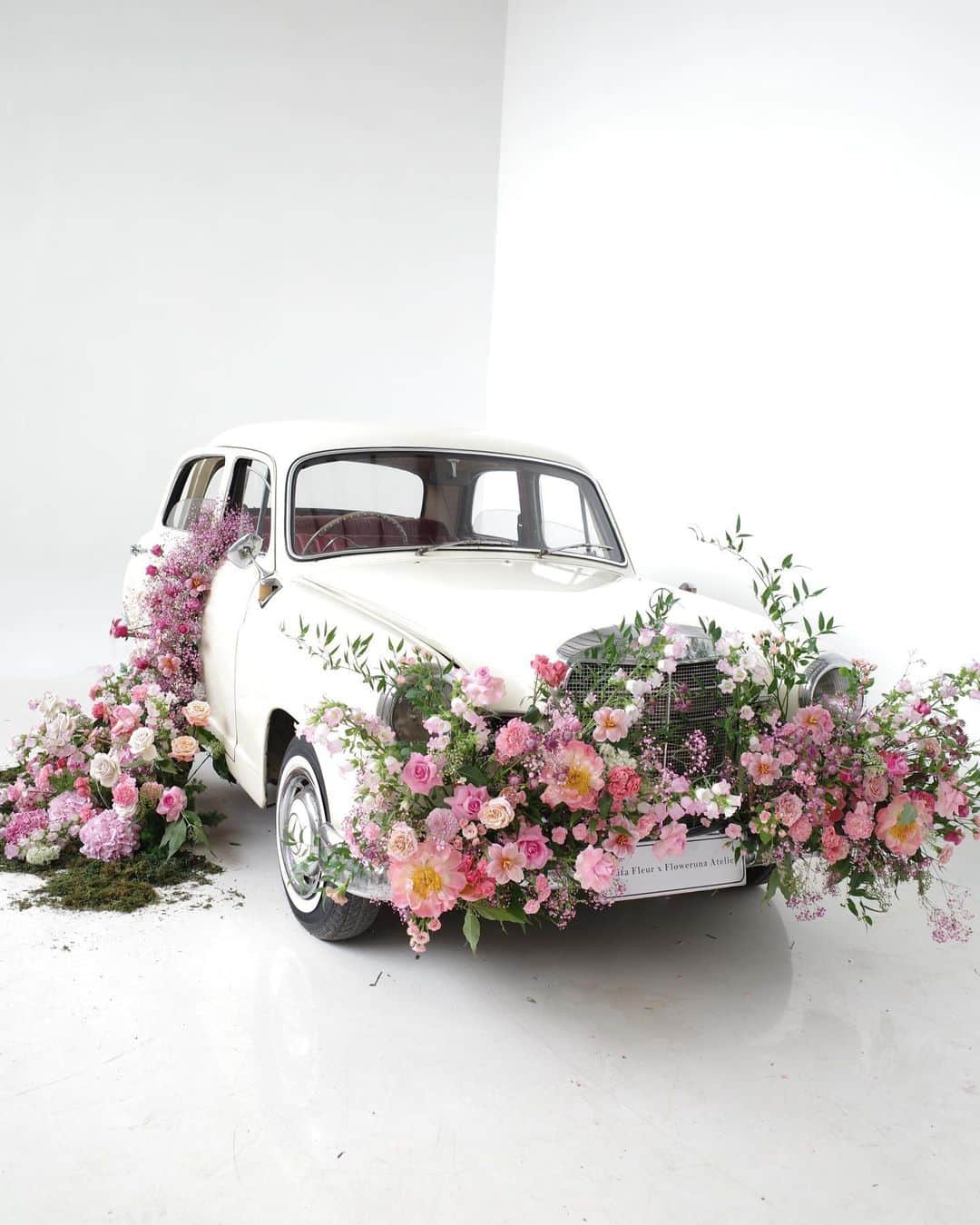 플로리스트 김애진(케이라플레르)さんのインスタグラム写真 - (플로리스트 김애진(케이라플레르)Instagram)「✔️Jakarta Floral Workshop Day2  Classic Car decoration 🥀   당장 CF한편을 찍어야 할것만 같았던 아름다운 #공간장식 💞💗💓  생각보다 더 아름답게 완성된 장식. 학생분들의 합동작품으로 너무 잘해주셨어요.   Host @floweruna.atelier  Supported by @bromelia_flowerswholesale   #keirafleur #jakartaflorist #jakartaflower #floralworkshop #flowerworkshop #케이라플레르 #클래식카 #플라워레슨 #플라워클래스」8月5日 21時01分 - keirafleur