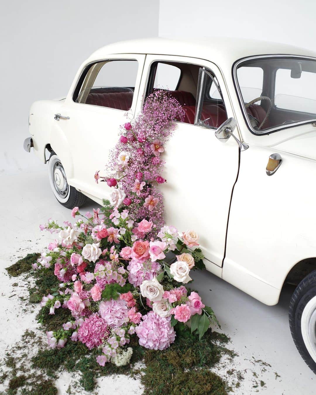 플로리스트 김애진(케이라플레르)さんのインスタグラム写真 - (플로리스트 김애진(케이라플레르)Instagram)「✔️Jakarta Floral Workshop Day2  Classic Car decoration 🥀   당장 CF한편을 찍어야 할것만 같았던 아름다운 #공간장식 💞💗💓  생각보다 더 아름답게 완성된 장식. 학생분들의 합동작품으로 너무 잘해주셨어요.   Host @floweruna.atelier  Supported by @bromelia_flowerswholesale   #keirafleur #jakartaflorist #jakartaflower #floralworkshop #flowerworkshop #케이라플레르 #클래식카 #플라워레슨 #플라워클래스」8月5日 21時01分 - keirafleur