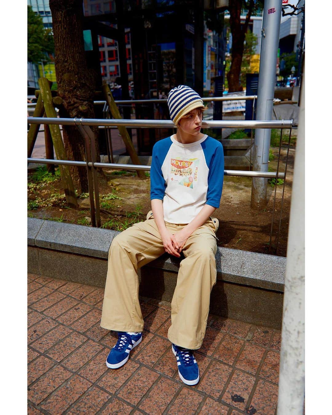 マウジーさんのインスタグラム写真 - (マウジーInstagram)「T-SHIRT COLLECTION by Masataka Hattori @masataka_hattori  MOUSSYと親交の深い Stylist 服部昌孝氏のディレクションによるグラフィックTシャツシリーズが登場。  ・MOUSSY ICE CREAM RAGLAN TEE(010GAQ90-5660) 古着からラグジュアリーまで日々さまざまなアイテムに触れている 服部氏のディレクションによるヴィンテージライクなラグランTシャツ。 生地やプリントの技法、カラーリングなど細部までこだわり抜かれた1枚。 レトロなグラフィックデザインはMOUSSYオリジナルのアイスクリームパッケージをイメージ。  全国のMOUSSY店舗／SHEL'TTER WEBSTORE／ZOZOTOWNにて発売中。 #MOUSSY」8月5日 19時37分 - moussyofficial