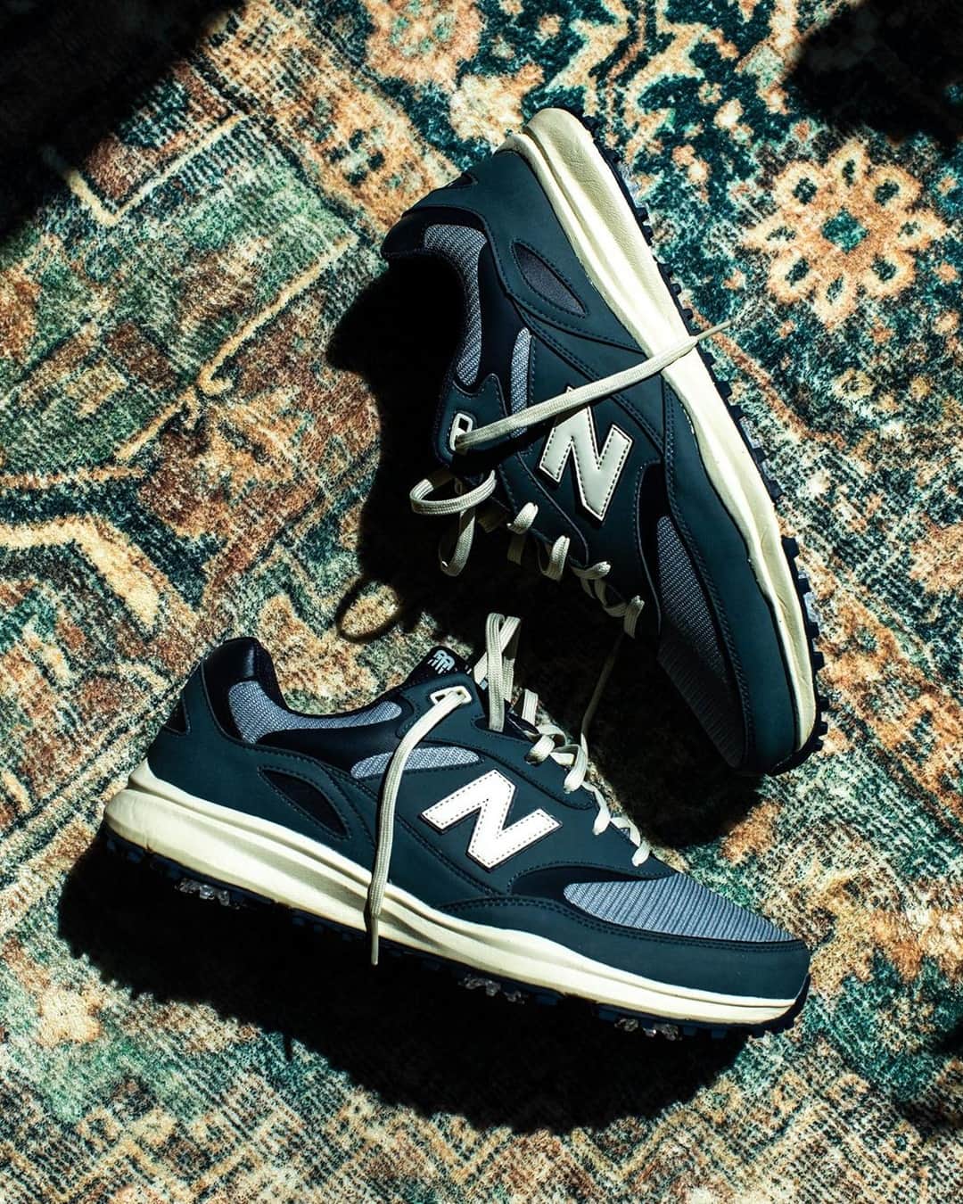 HYPEBEASTさんのインスタグラム写真 - (HYPEBEASTInstagram)「@hypegolf: @malbongolf has renewed its partnership with @newbalancegolf to unveil a never-before-seen silhouette called the Heritage.⁠ ⁠ Taking a look at the New Balance catalog, comparisons can be drawn with the 1010 Tiago Lemos and even the 990v3 with its intersecting overlays and underlays creating tiny "windows" of mesh.⁠ ⁠ The shoe collection also is packed with technology to aid golf performance like waterproof microfiber leather, breathable mesh upper, an abrasion-resistant NDurance outsole, FastTwist 3.0 removable spikes and CUSH+ material placed on the insole. The colorways available are white/green, blue, sage, and iguana in men's sizing 5-13.⁠ ⁠ The pairs are now available to shop via Malbon Golf's website.⁠ Photo: @sdj⁠」8月5日 19時30分 - hypebeast