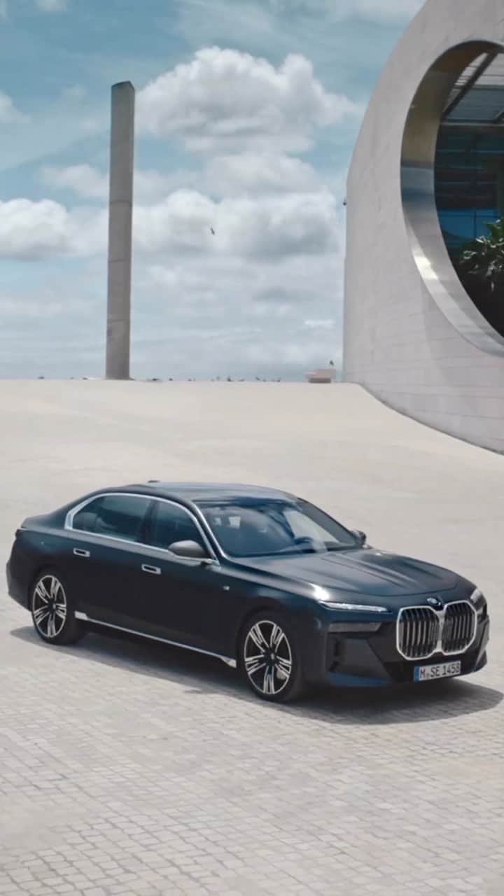 BMW Thailandのインスタグラム：「THE NEW 7 ลิมูซีนสุดหรูที่เปรียบดั่งผลงานศิลปะชิ้นเอกที่ไม่อาจละสายตาได้ การออกแบบที่โดดเด่นทั้งภายนอกและภายใน สร้างภาพลักษณ์ให้แตกต่างและบรรยากาศเหนือคำบรรยาย ให้คุณได้เลือกขับเคลื่อนไปกับ My Modes ที่จะเปลี่ยนทุกการเดินทางของคุณเป็นช่วงเวลาแห่งความทรงจำ  ยนตรกรรม เพื่อตอบทุกความท้าทายในตัวคุณ THIS IS FORWARDISM  #BMW #BMWTH #JOYisBMW #สุนทรียภาพแห่งการขับขี่ #THE7 #ThisisForwardism」
