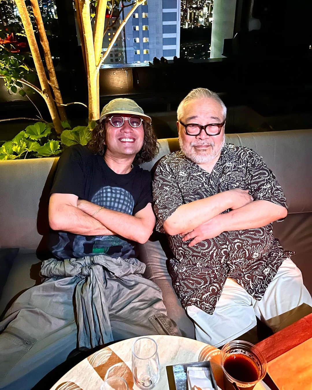 ZEN-LA-ROCKのインスタグラム：「昨夜久々に @hiroshipenguinjoe さんにお会いしました🐧🙏🏽 貴重なお話聴かせて頂き感謝です🥹‼️ と、永井さんが実はFNCYのMVにも出て頂いている事を皆様ご存じでしょうか👀👀👀 このMVも勿論スタジオ石です📹 数年前の正月に撮ったことを思い出しました🧠 しかし、このTシャツはやはり最&高🔥🔥🔥🔥🔥 . . . #hiroshinagai #fncy #今夜はmedicine #スタジオ石 #microphonepager #zenlarock」
