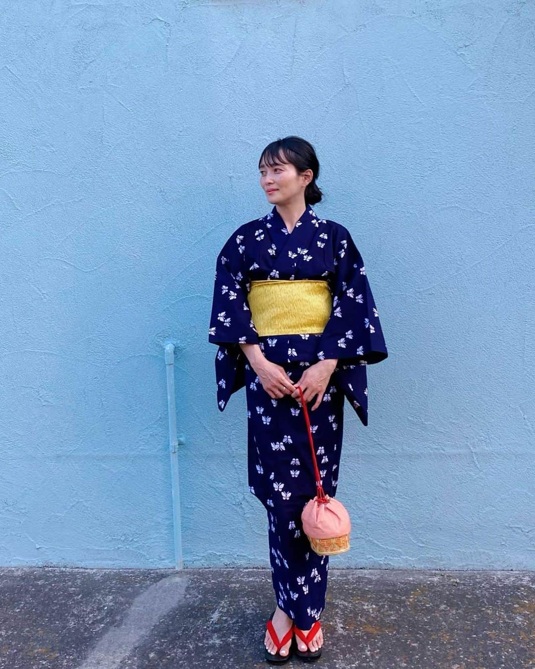 北澤 宏美のインスタグラム：「＊ 近所のお祭り🏮 大人が浴衣着てるの私だけだった😂 張り切りすぎた感  この浴衣は母が50年前に自作したもので 今やもうヴィンテージと化してるけど😂 娘にも着てもらいたいな😌 それまでも大事に着続けたいと思います✨ 小物たちも母が用意してくれたもの☺️  娘たちとお祭りに行けて、今年の夏のいい思い出となりました♡←早め  #日本の夏 🌀 #昭和レトロ」