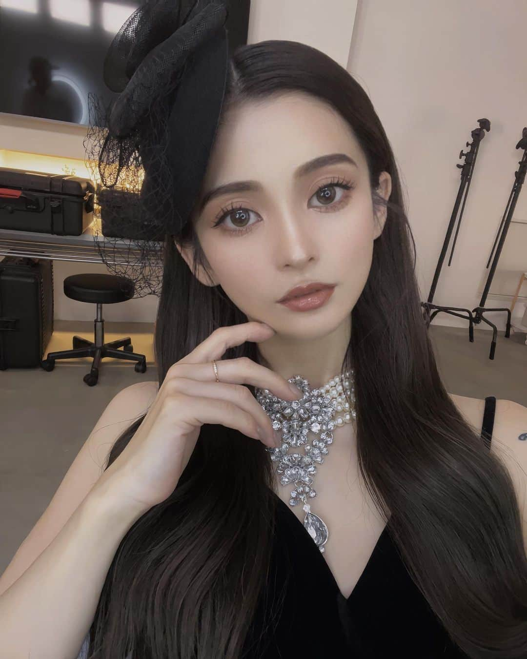 𝙼𝙰𝙰𝚈𝙰のインスタグラム：「まるさんメイク💄🖤 連日撮影で色んな自分が見られるから楽しいです。」