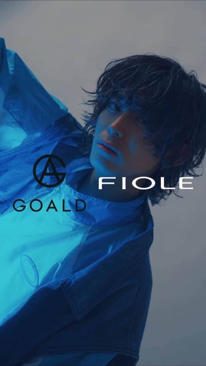 鈴村梨公のインスタグラム：「キメてきました。  #メンズサロン #goald #fashion #美容学生 #パーマ #パーマスタイル #goald #ヘアセット #メンズファッション #メンズパーマ  #kinggnu #ツイストスパイラル #ツイストパーマ #ケアパーマ#ツイスパ#センターパートヘア#ツイストスパイラルパーマ #ミディアムウルフ#センターパートウルフ#波巻きパーマ #波巻きスパイラル」