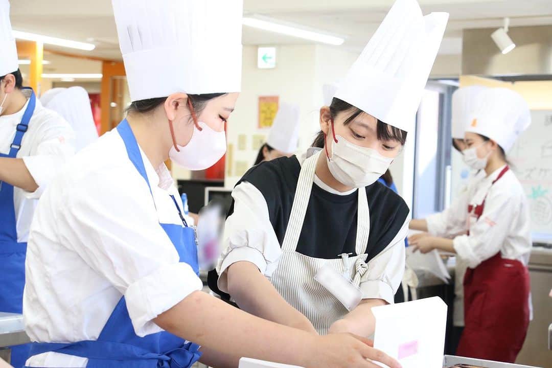 神戸製菓専門学校（公式）さんのインスタグラム写真 - (神戸製菓専門学校（公式）Instagram)「. 🌈8/5(土)夏のオープンキャンパス第3弾🌈  洋菓子体験で #ベイクドチーズケーキ を作りました🌻 教えてくれたのは、製菓本科の卒業生でもある宮崎先生😆  オープンキャンパスでお渡ししたレシピを参考に、家に帰ってからもぜひチャレンジしてみて下さいね🙌  今日は高校3年生の方から入試についてのご質問もたくさんいただきました👀！ これから専門学校進学を考えようかな、と計画中の高校3年生のみなさんは、ぜひこの夏に情報をゲットしに来てください😉🔥  ●高校3年生・既卒の方におすすめの日程はこちら●  8/26(土) #夏のパンナコッタ   ●高校1・2年生におすすめ●  8/19(土) DREAMフェスタ"夢が膨らむ5つのブース体験" 8/27(日) #パネヴォラーレ 店主の永美さんゲスト #ベーグルサンド   みなさんのご予約、まだまだお待ちしております🎐  #神戸製菓 #神戸製菓専門学校 #神戸製菓専門学校oc #製菓専門学校 #パティシエ #パン職人 #和菓子職人 #ショコラティエ #カフェ #商品開発 #ブライダルパティシエ #チーズケーキ #製菓 #製菓オープンキャンパス #お菓子作り #お菓子作りすきな人と繋がりたい #パン作り好きな人と繋がりたい #pattistagram2023」8月5日 19時38分 - kobeseika_info