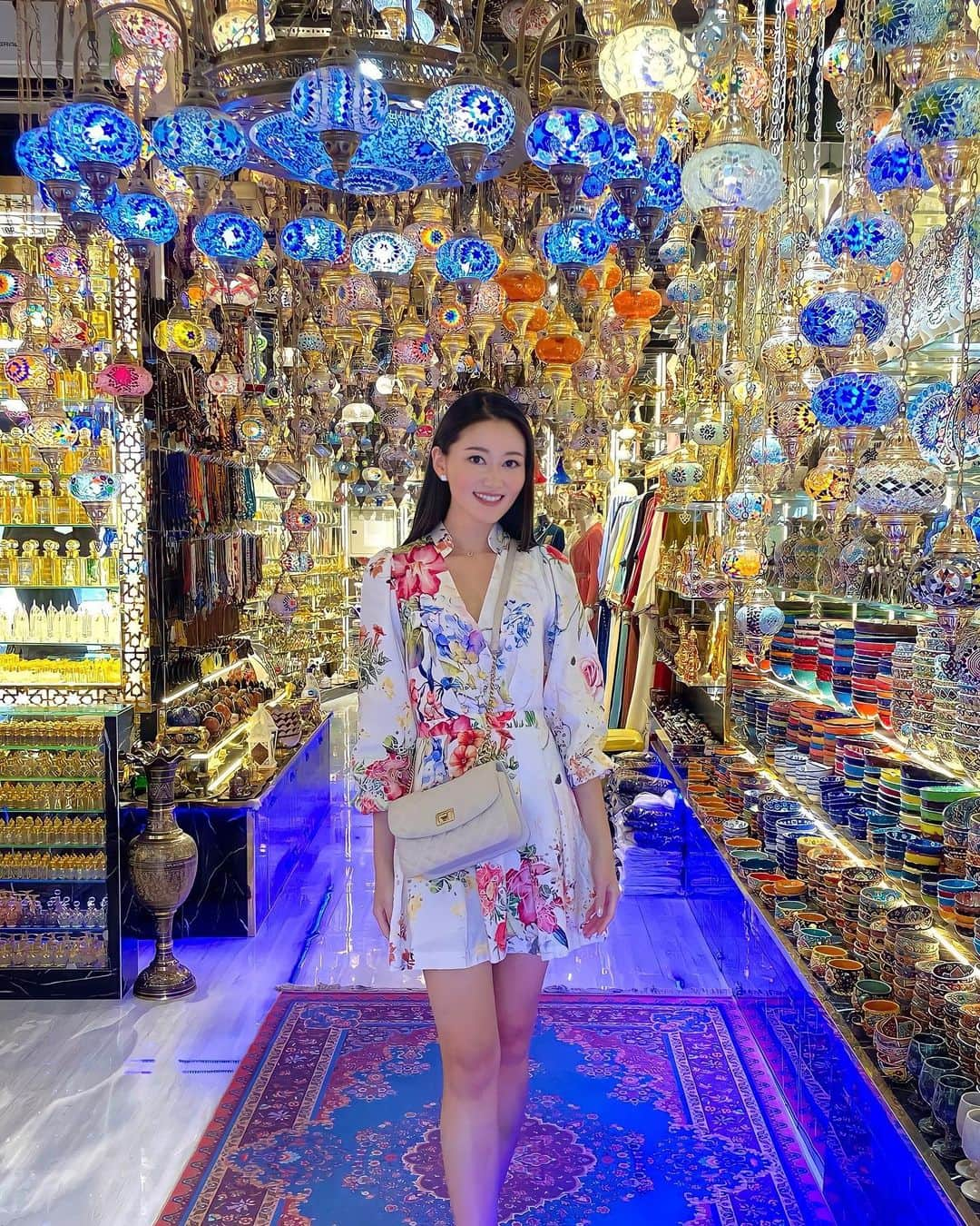 岩波彩華のインスタグラム：「Dubai Spice Souk🪔 沢山のスパイスやランプが売ってるスーク✨ お土産屋さんが多くて楽しかった🥰  とんでもないお値段言われるから交渉必須よ！  #spicesouk #dubai」