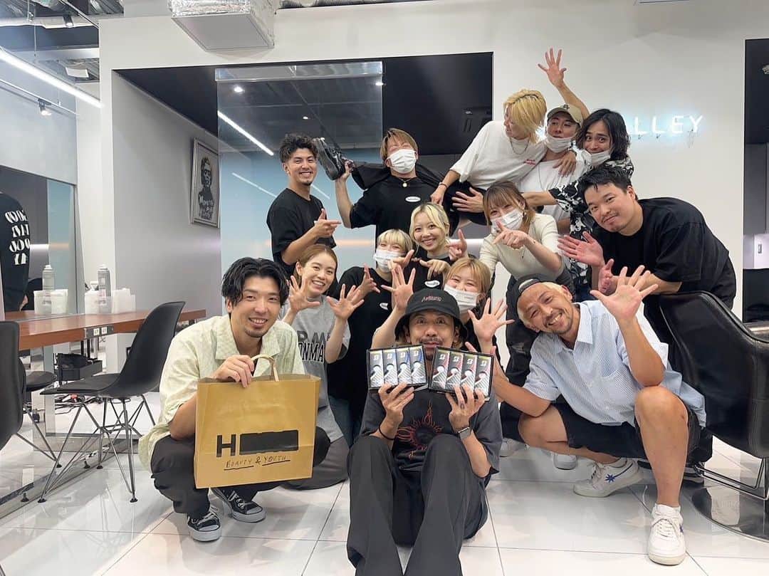 朝日光輝のインスタグラム：「@_sunvalley_ 一同からの  誕生日プレゼント🎁✨  顔写真いりのゴルフボール⛳️  1番嬉しい☺️  なんぼあっても足りないのでね☝️  みんな！  ありがとう✨🙏  #sunvalley #ヘアサロン#美容師#ヘアメイク#誕生日#誕生日プレゼント」