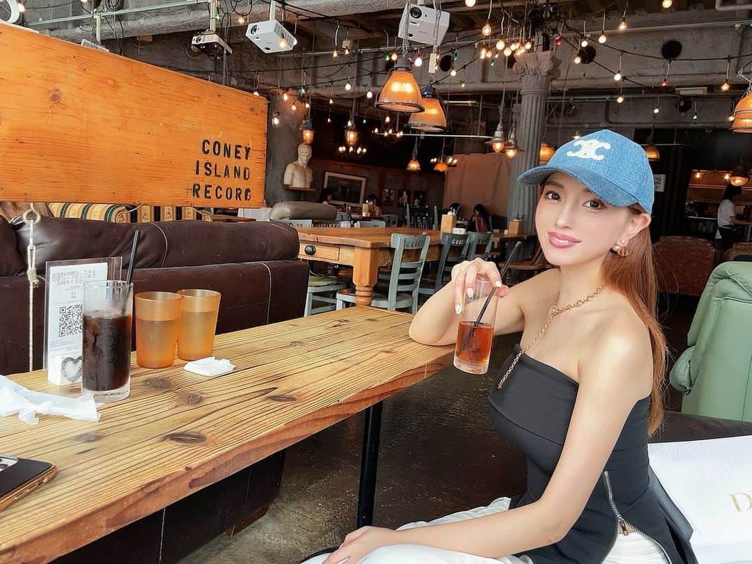 森咲智美のインスタグラム：「. お友達とデート❤❤❤ 映画リトルマーメイド🧜‍♀️見て来たけど いくつになっても面白い！ 世界観が素敵すぎました🐚✨  #andpeople  #渋谷 #cafe #リトルマーメイド　 #fashion  #celine」
