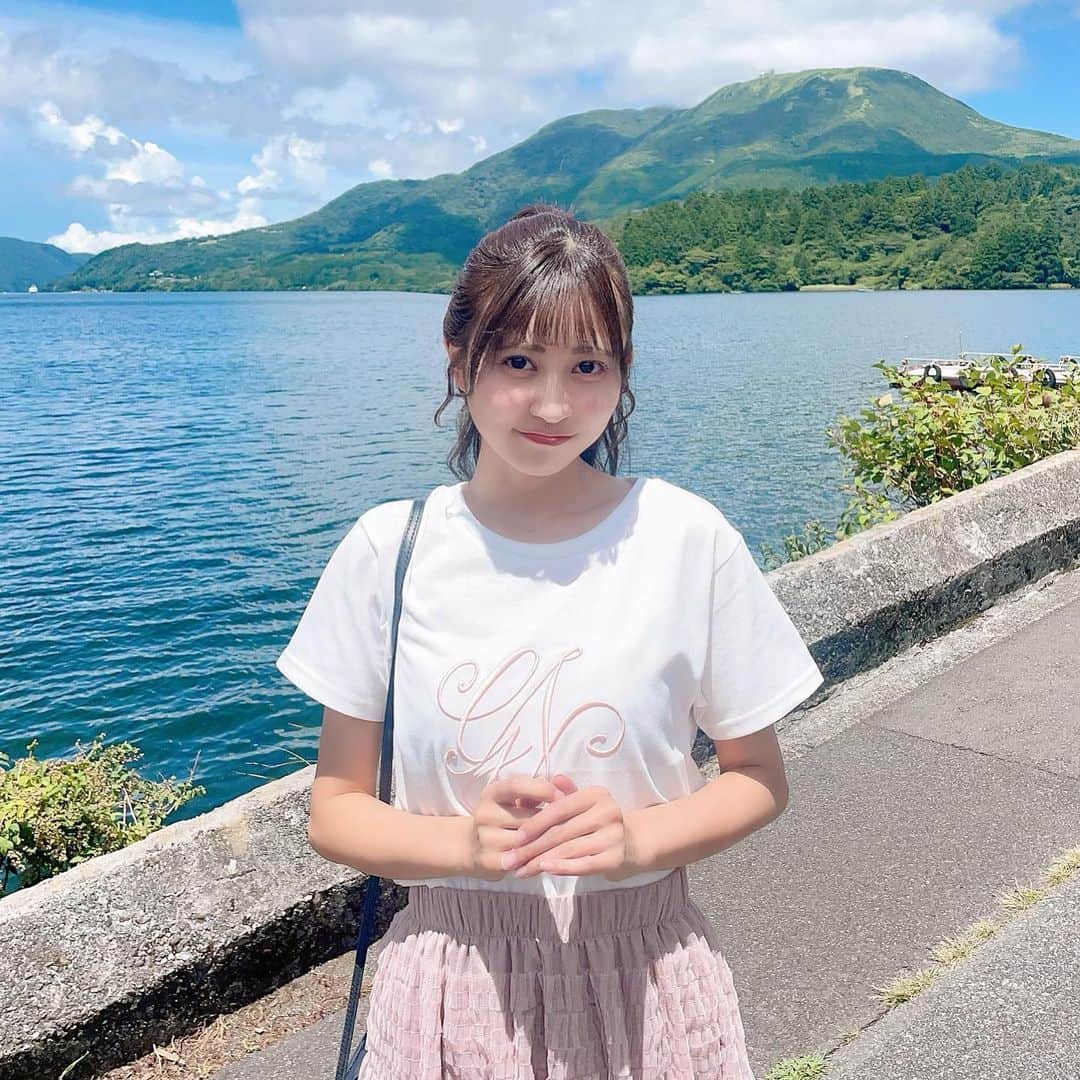 金澤有希のインスタグラム：「最近思う事がある。 ・ 一度離れても 自分にとって必要な人は また一緒になれる。  ・  これ、上京した時に 東京の高校の担任の先生が言ってくれた言葉。  上京した際、 その時の事務所のルールで 苫小牧の友達全員の連絡先を消して アドレスも変えた。  LINE世代じゃなかったので、、笑 連絡手段が消えて ホームシックになった。  ・  学校に通うのも少し嫌で… そんな時に先生が言ってくれた言葉。  ・  最近凄く実感する。  ・  お仕事で一緒になった方々や仲間 数年空いて、今また一緒に過ごす事が 沢山あって、、  そう思うと、苫小牧のお友達も 今沢山私を支えてくれていて  一度離れたはずなのに 今また一緒にいる。  だから思う。 今自分の周りにいてくれる人を 大切にしていきたいし 幸せでいてほしい。  仕事人間でつまらない私だけど そんな私を支えてくれる人を 全力で私も支えたい。  人と人との繋がりを大切にしなければいけないし、他人の繋がりを壊してはいけない。  なぜそれがわからない人がいるんだろうか。  #感謝の気持ち #箱根 #箱根町港 #インスタ #インスタ探検隊 #インスタ女子」