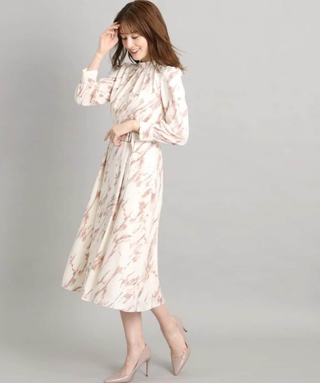 cdec_official Aesthetic Senseのインスタグラム：「【PRE-ORDER】 2023 AUTUMN 1st.COLLECTION  初秋にさきがけてプレオーダーがスタート!!  2023年秋冬はニュアンスのあるカラートーン・女性らしいフィット感やディテール、シルエットに拘り着る心地良さと喜びを感じられる魅力的なワードローブを展開✨  今回はその中からみんなが注目しているピックアップ アイテムを3つご紹介いたします。 ． ． ▶︎ はけタッチのオリジナルプリントが印象的なワンピース。 オフベースとグリーンベースの柔らかいカラーが女性らしく、ハイネック下のタック効果で顔周りを華やかでに、広がりすぎないフレアシルエットで上品な雰囲気に仕上げました。 ． ． 2color ✴︎ onepiece No.187-57901 ¥29,920(tax in)  ． ． ▶︎PREORDER -2023 AUTUMN-  受付中!! @cdec_officialのプロフィール公式サイトの 【プレオーダー】からCHECK!!!  . . #クードシャンス #2023#2023aw #ファッション #ファッションコーデ #おしゃれさんと繋がりたい #ファッション好きな人と繋がりたい #秋冬 #秋冬コーデ #秋コーデ #秋服コーデ #プリント #ワンピ #ワンピース #ワンピースコーデ #女子会コーデ #デートコーデ #お出かけコーデ #通勤コーデ #フェミニン #フェミニンコーデ #上品 #上品コーデ #きれいめコーデ #パステルカラー」