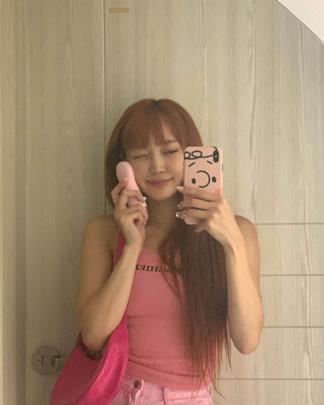 ももなのインスタグラム：「🩷  わたしのだいすきな韓国のインフルエンサーさんが ずっと使ってて気になってて、ここ3ヶ月ほぼ毎日 使ってみたけどめちゃくちゃ良かったから見てほしい🐈🩷  使い始めてもう3ヶ月ぐらい経つのに、 1回しか充電してなくて、コンパクトで充電も切れる 心配無いから単品で旅行にも毎回持って行ってるぐらい優秀!  化粧落としてからの洗顔今まで泡立てめんどくさかったけど これに洗顔直接つけて洗顔するだけで肌がスベスベなるから ほんまに重宝🪄🧙!  ちなみに手でちょっと擦っただけで赤くなるレベルの 敏感肌やけど振動のレベル変えれるから良きやし ズボラ女子やけど水洗いするだけでオッケー!🙆‍♀️ 友達にプレゼントしたいぐらいおすすめ🐣🤍」