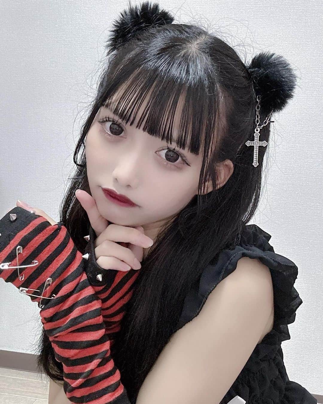 のインスタグラム：「. . 髪飾りもアームウォーマーもかわいいでしょ ♡！ . . . . . . . . . #量産型  #病みかわいい #地雷女 #量産型コーデ #量産型女子 #地雷 #量産型ヲタク #selfie #セルカ #selca  #自撮り女子 #自撮り界隈 #yamikawaii #ゴスロリ #좋아요 #셀카 #셀피 #메이크업 #팔로우 #meido #카페 #셀스타그램 #メイド #メイド服 #ロリィタ #ニーハイ #goth #ジラジョ」