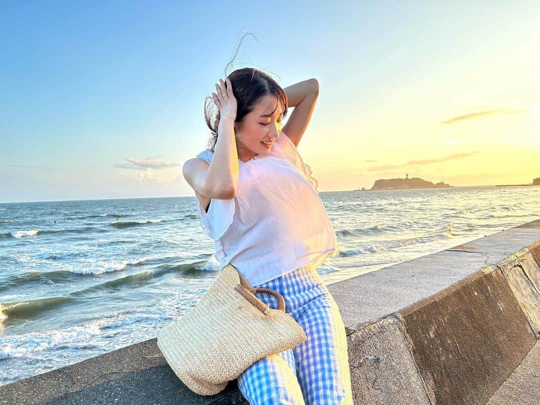 北川彩のインスタグラム：「. イメージは夏！海！みたいな服装！のつもり！ #七里ヶ浜 #江ノ島」