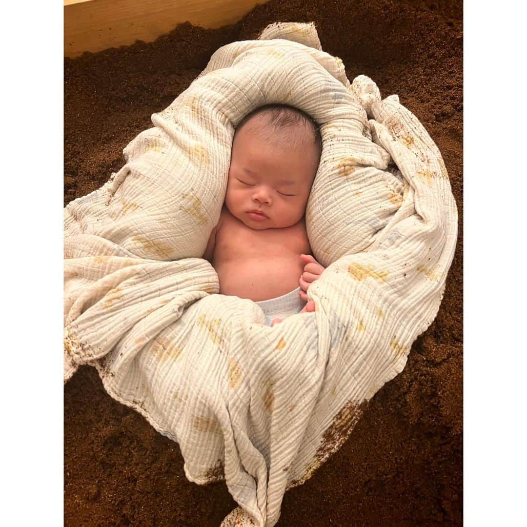 original brand 【ilu098】のインスタグラム：「酵素浴デビューのアイルベイビー👶 初めての酵素浴にほっこり☺️ お腹の中を思い出し懐かしむように、 安心して穏やかに入眠していたよ✨  Always thank you @kosoyoku_muku   彼にとっての初めての台風🌀は 想像以上に長引いております。 そんな日々の中でも、 お利口さんに生きている姿がとても尊い。 家族ってやっぱりスーパーだ！  #ilu098 #生後1ヶ月  #アイル🐕💐 #酵素浴 #酵素浴MUKU #沖縄酵素浴」