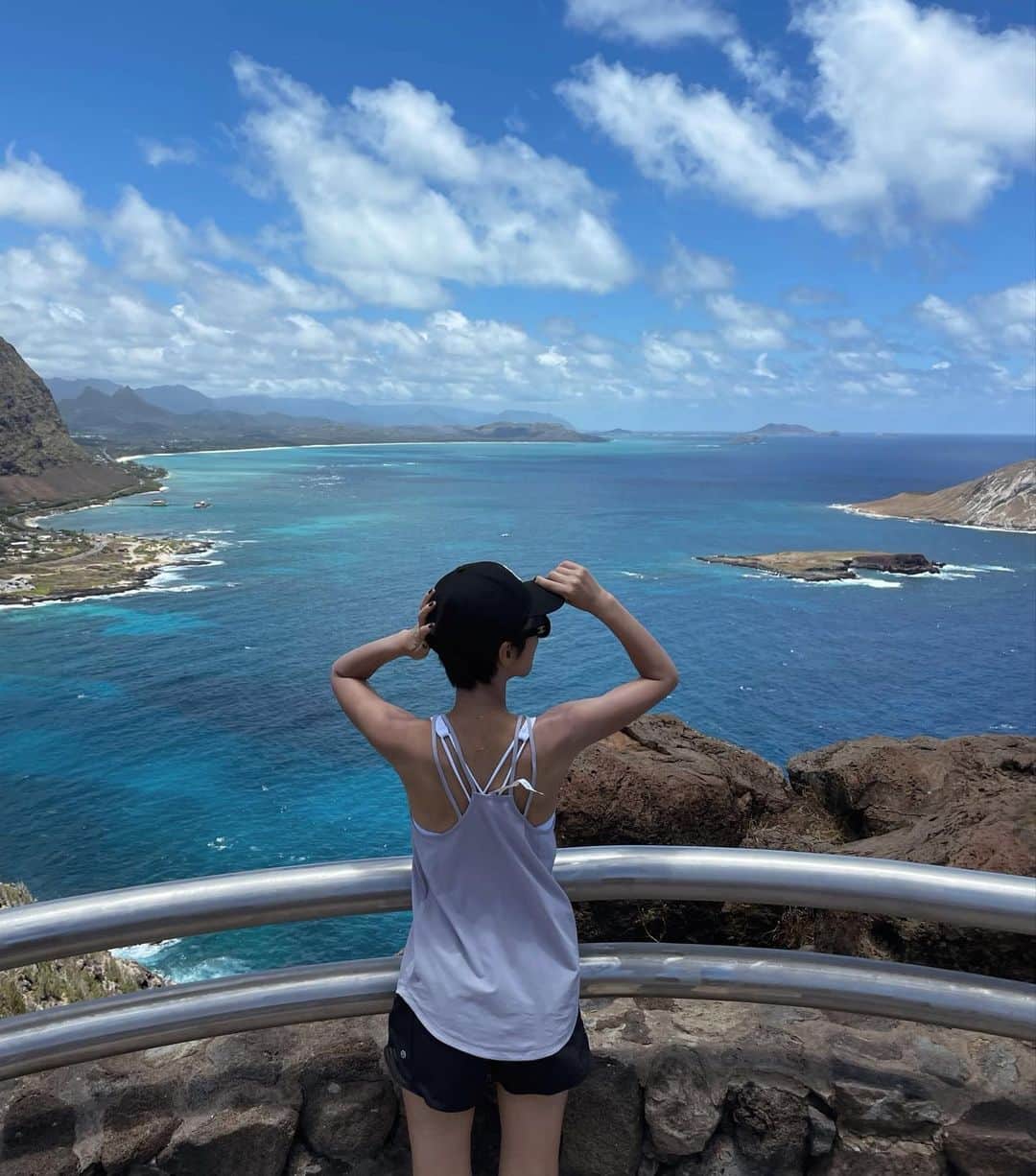 正中雅子のインスタグラム：「📍⛰️ MAKAPU’U TRAIL  モーニングして、サクッと登れるマカプウトレイルへ🚶‍♀️  風が気持ちよくて広がる絶景が歩いてて爽快でした✨  4年前に2歳の息子を抱っこ紐でダイヤモンドヘッド登った以来☜最後の写真😂(母娘はウェアも同じw)  子供達も楽しかったみたいで 一緒に絶景が見れて嬉しかった♡  娘は、夏休みの自由研究でハワイ新聞を作るらしいです📰  写真がちゃんと投稿出来てなかったので再投稿🙏  #マカプウトレイル#Hawaii#ハワイ#子連れハワイ#trekking#トレッキング #masacotravel#masacoinhawaii」