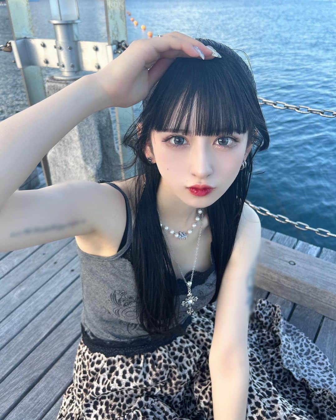 狐波ろんのインスタグラム：「海と青コンとキャミの相性良すぎてるんるん  . #海 #青コン #黒髪ロングストレート #キャミソールコーデ」