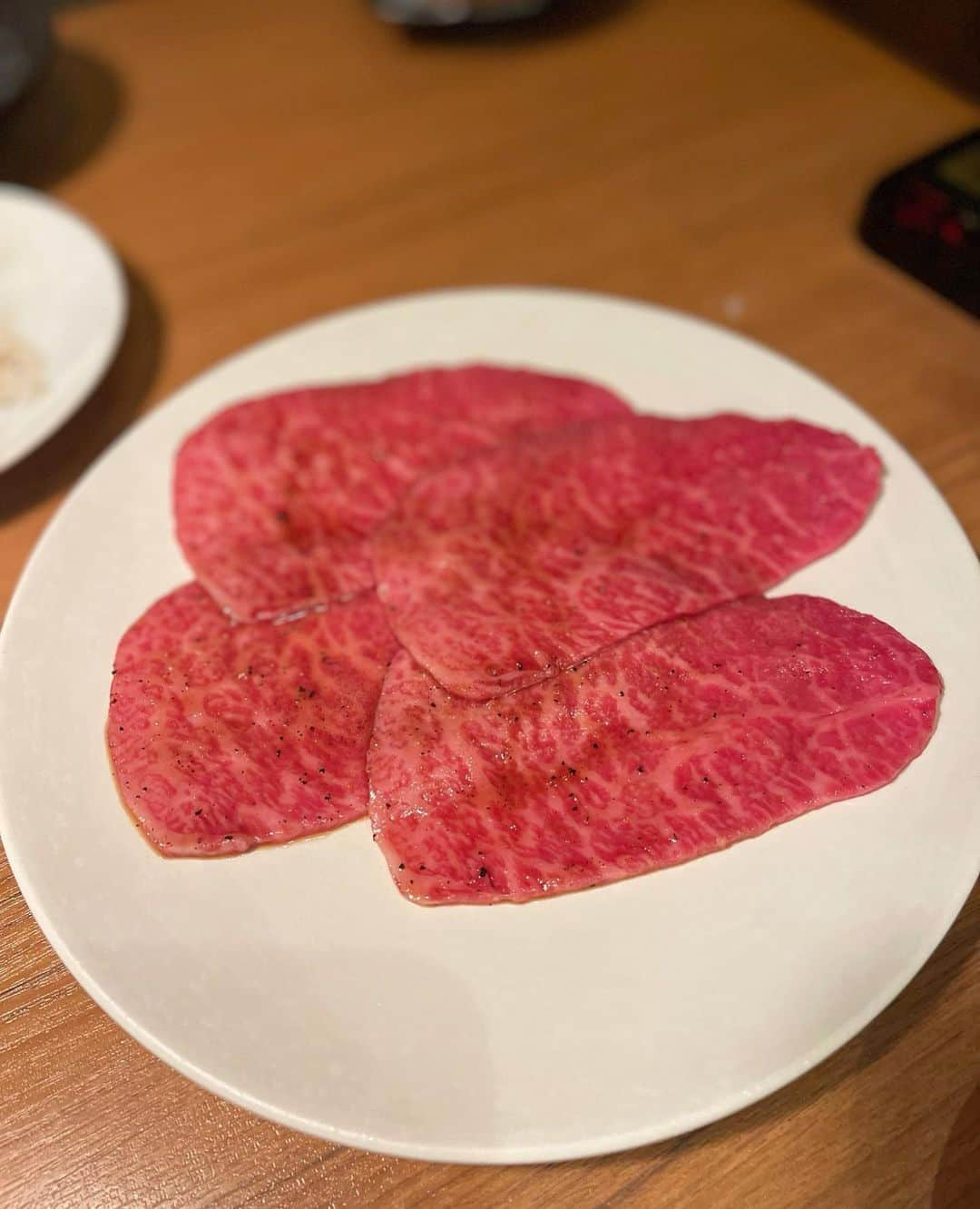 越馬千春さんのインスタグラム写真 - (越馬千春Instagram)「. 休日の夜はご飯作りサボりたいし ゆっくり過ごしたい🙂🤍  お肉好きな我が家は外食は焼肉率90%‼️  #母の呟き #夏休み#夏休み2023#chiharukoshiba_restaurant #chiharukoshiba_yakiniku#東京焼肉#焼肉矢澤#矢澤#ミート矢澤」8月5日 20時22分 - chiharukoshiba