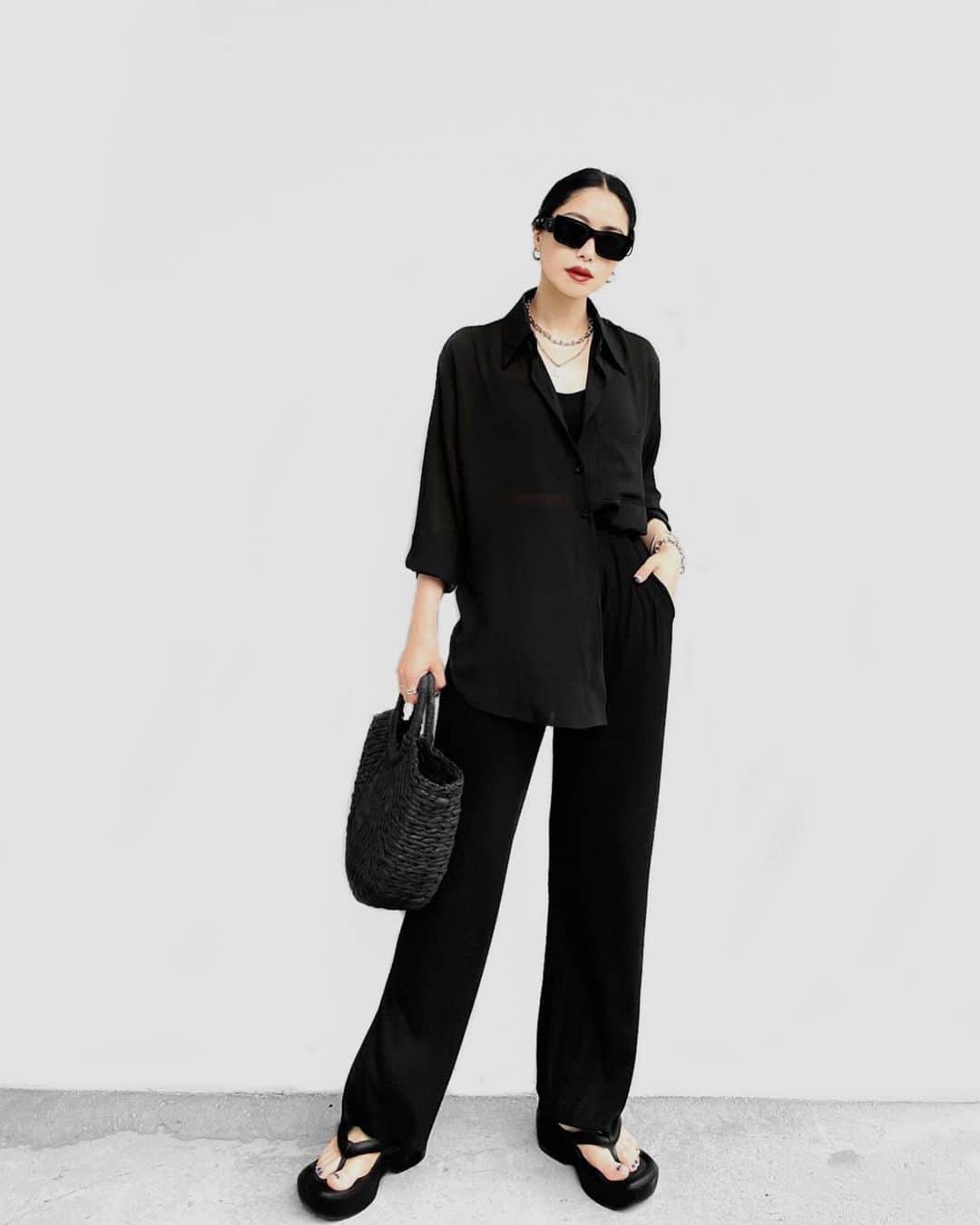 lve_xxxxのインスタグラム：「. . 3点SETでコーデ完成するやつ👏 これ、個人的にめっちゃHIT ‼︎  Sheer shirt & straight pants setup Aiselect ( @lveu.official )  ゆったりｼﾙｴｯﾄのｼｱｰｼｬﾂは、 ｽｹｽｹじゃないのがﾎﾟｲﾝﾄ！  ｽｹｽｹなの若者って感じで 肌見せそこまでしたくないし… ってゆー方にこそｵｽｽﾒ！  安っぽくみえない大人なｼｱｰｼｬﾂ💯  ﾌﾞﾗﾄｯﾌﾟは丈感長めなので はりきり、頑張ってる感なく着られる！笑  カップ付きでこれ1枚で サラッと着られるのも嬉しい☺️  いろんなｺｰﾃﾞのｲﾝﾅｰに お役立ちだと思います✌️✌️✌️  ﾊﾟﾝﾂは裾にｽﾘｯﾄ入りで 足をキレイに見せてくれるやつ🎵  柔らか素材でｳｴｽﾄｺﾞﾑの ﾉﾝｽﾄﾚｽなのでｵｰﾊﾞｰｻｲｽﾞとかの Tｼｬﾂと合わせても良きかと！  とりあえずこのSET着とけば 大人ｶｼﾞｭｱﾙﾓｰﾄﾞ完成するので 推しも推しです！笑  ﾊﾞﾗﾊﾞﾗでも使えるから やっかし、SETって好き🫶🖤  8/13 日曜日 20:00〜発売なので ﾁｪｯｸしておいて下さいませ🖤  .」